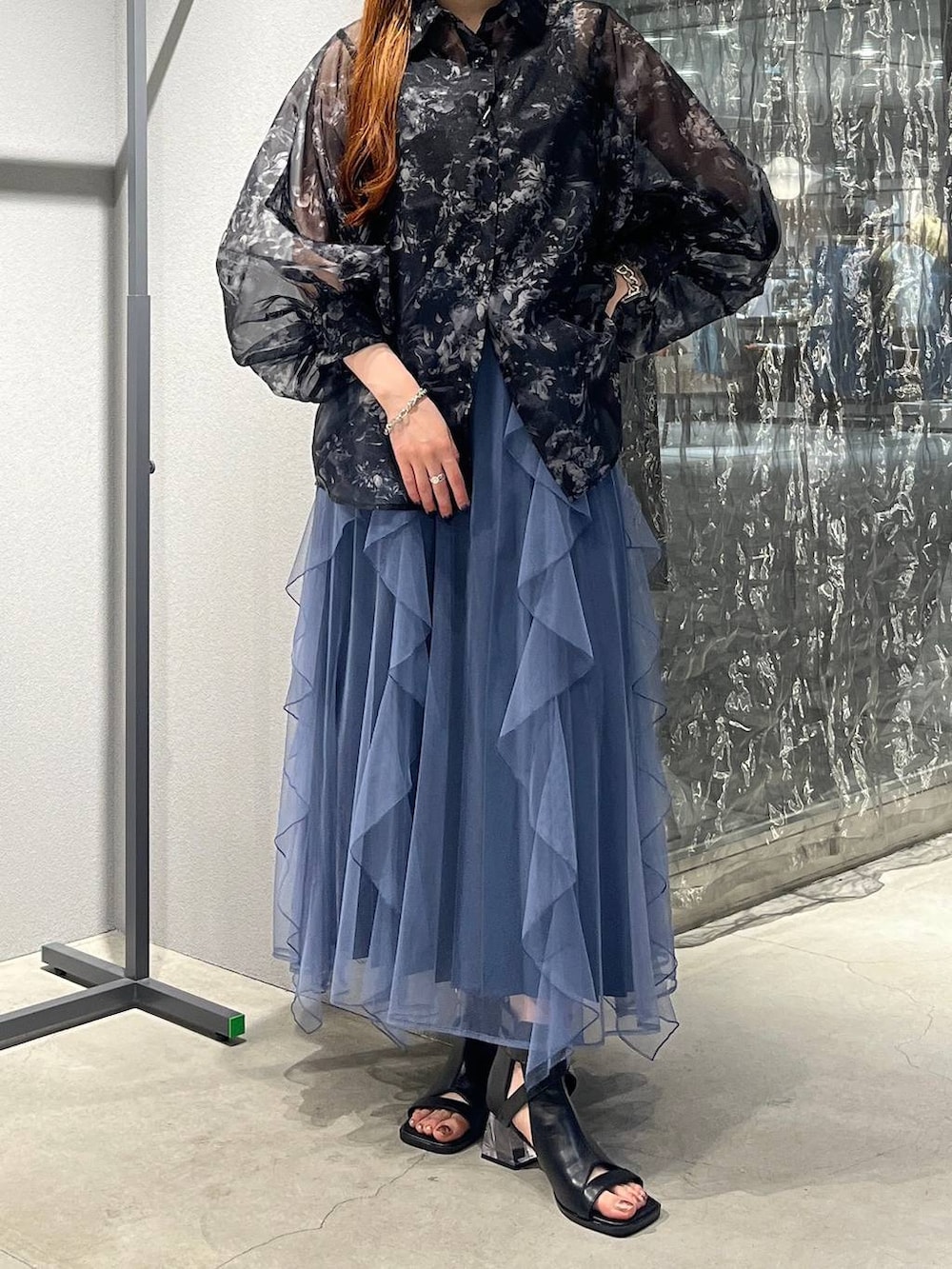 「着痩せ・細見え、モード、きれいめ、休日コーデ、デート/ロマンティック、女子会、バッグ、ベルト、ネックレス、HARE、ブーツ」｜「HAREのシアーレイヤープリーツスカート(HARE)（スカート、ブルー系）」を使った、すずかぜさん（レディース・162cm）の夏コーディネートの2枚目の写真