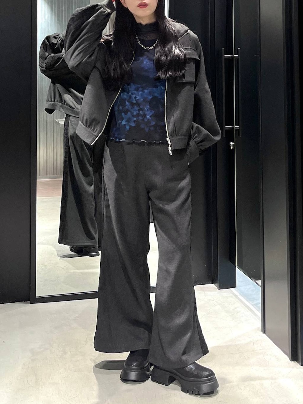 ブラック系のブーツ、ブルー系のTシャツ/カットソー、グレー系のブルゾンを着用したレディースの冬コーディネートの3枚目の写真