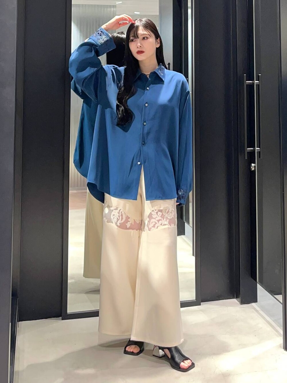 ブルー系のシャツ/ブラウス、ブラック系のサンダル、ホワイト系のその他パンツを着用したレディースの春コーディネートの2枚目の写真