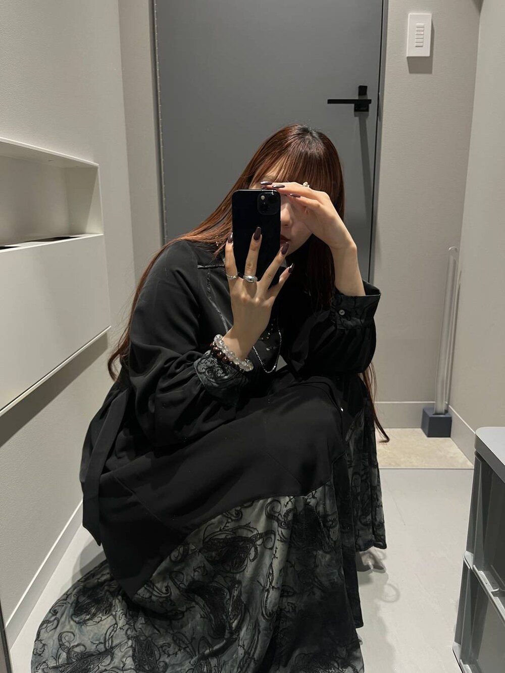 ブラック系のブーツ、ブラック系のワンピース、ブラック系のその他パンツを着用したレディースの秋コーディネートの2枚目の写真