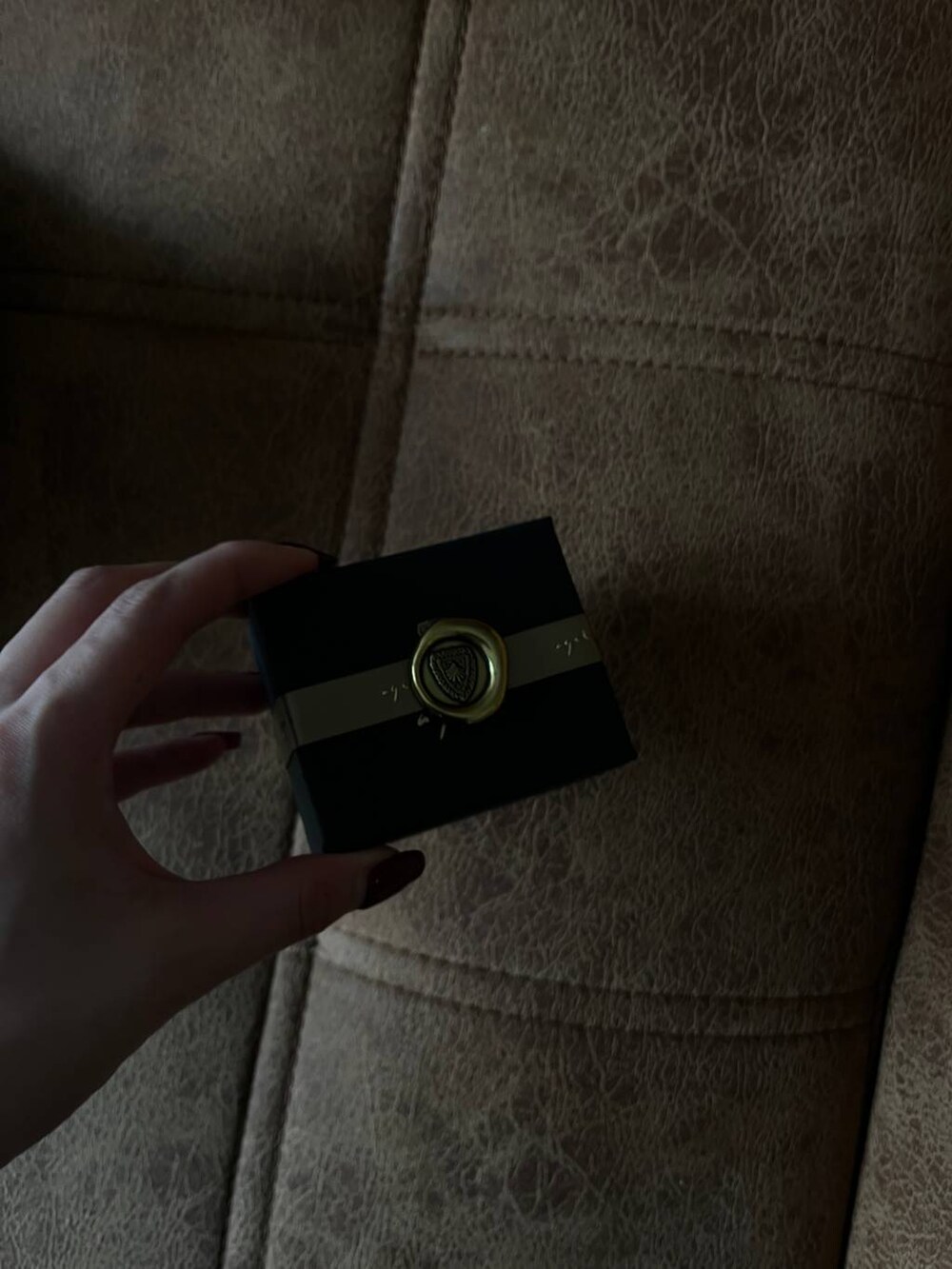 ブラック系のベルトを着用したレディースの秋コーディネートの2枚目の写真