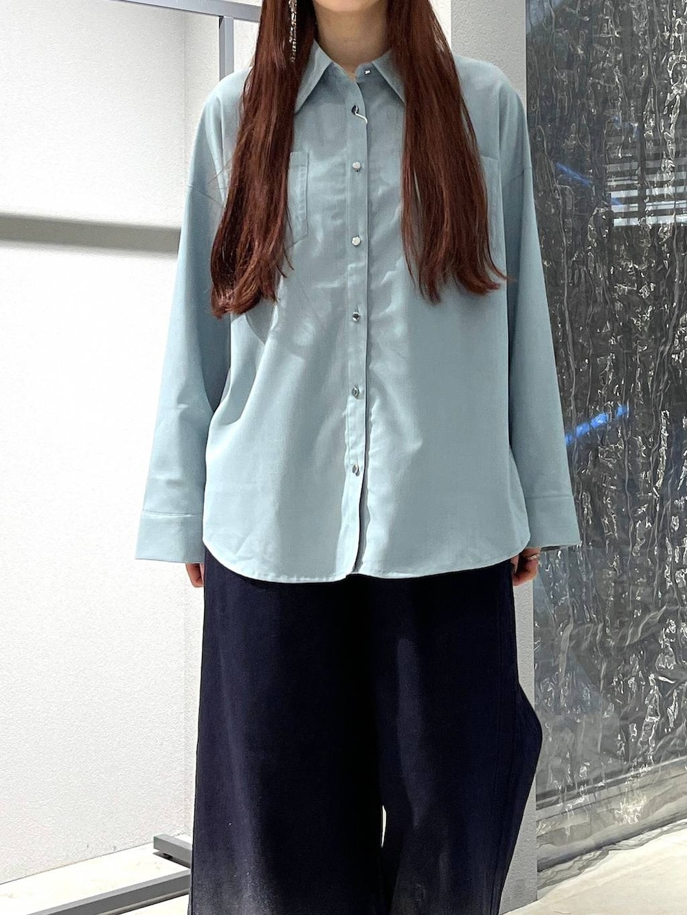 ブラック系のブーツ、ブルー系のデニムパンツを着用したレディースの夏コーディネートの2枚目の写真