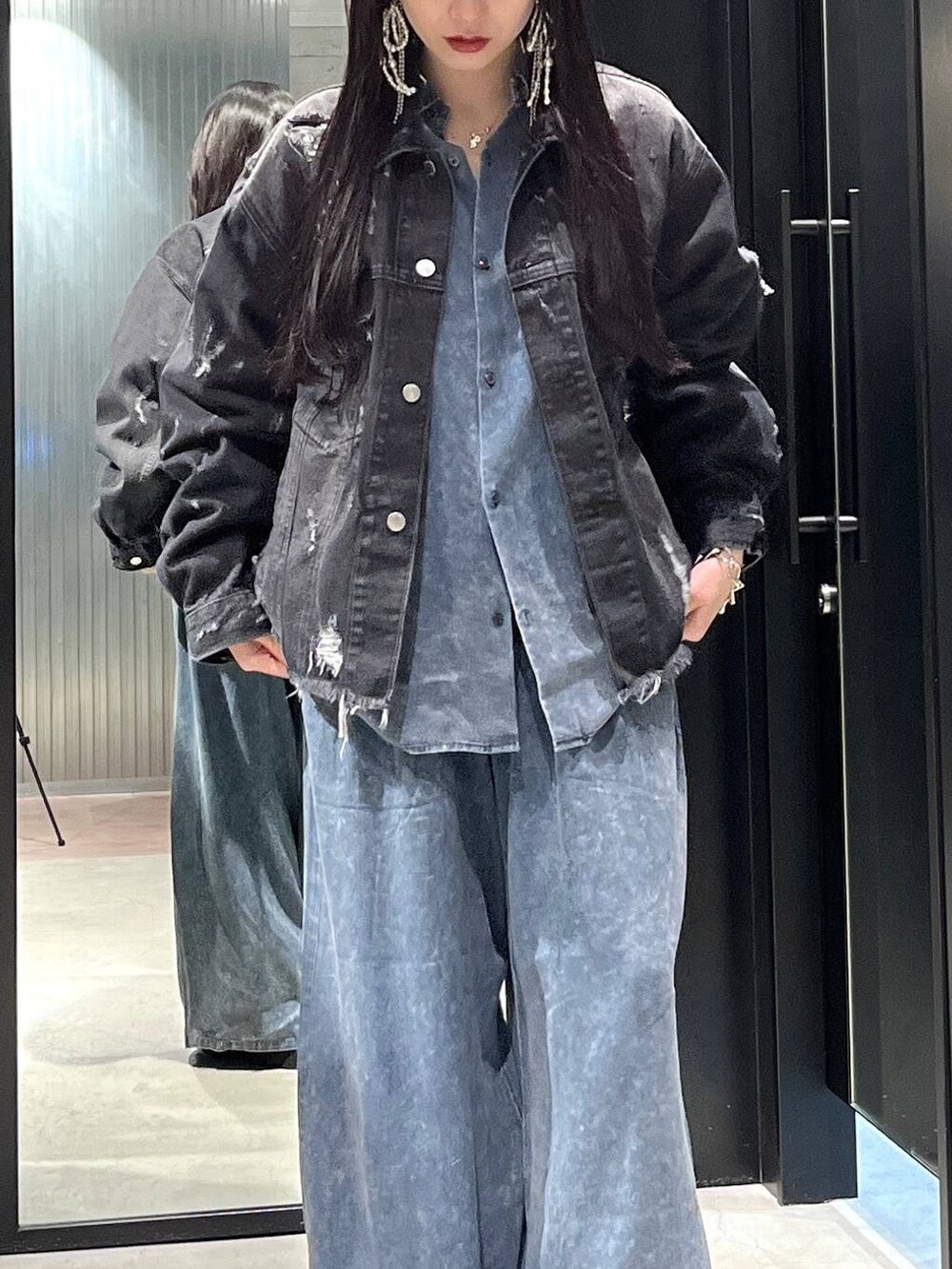 「着痩せ・細見え、モード、きれいめ、休日コーデ、デート/ロマンティック、女子会、バッグ、ベルト、ネックレス、HARE、ブーツ」｜「HAREのサイドアキメッシュキリカエブーツ(HARE)（ブーツ、ブラック系）」を使った、すずかぜさん（レディース・162cm）の冬コーディネートの4枚目の写真