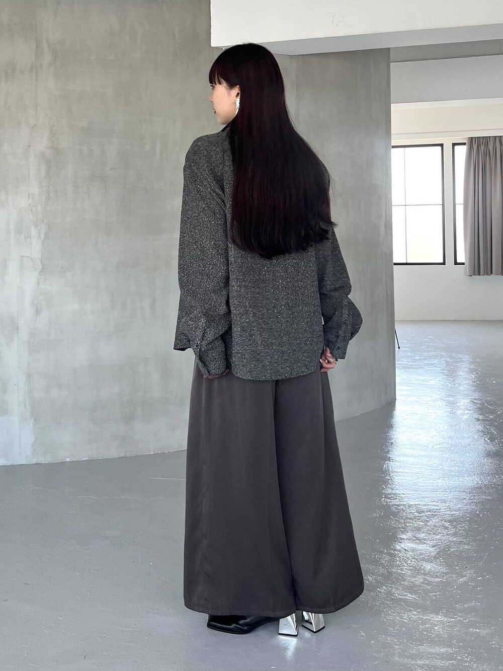 ベージュ系のその他パンツ、その他のTシャツ/カットソー、ブラック系のブーツを着用したレディースの夏コーディネートの5枚目の写真