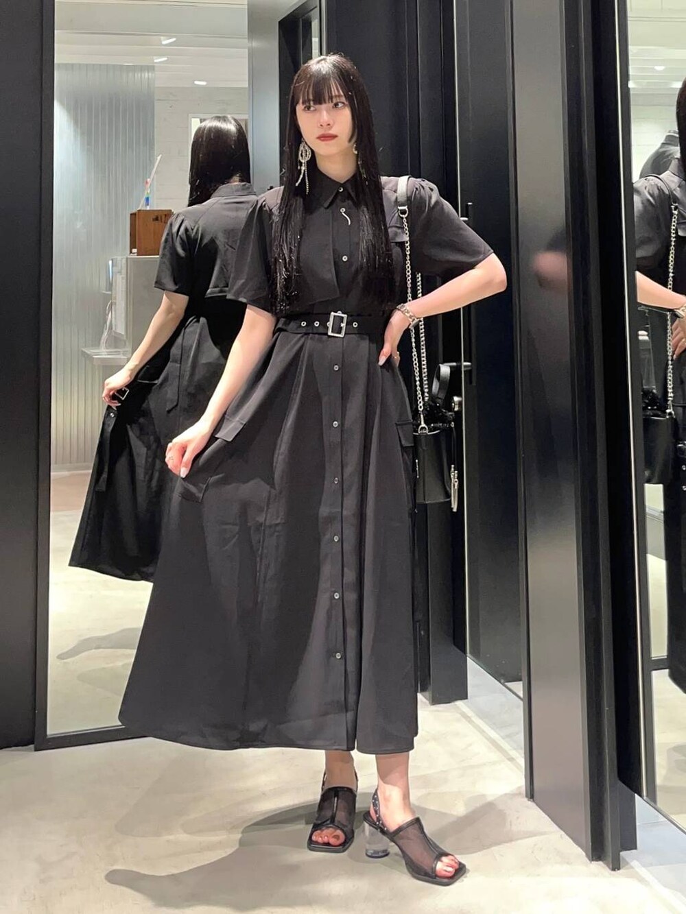 ブラック系のサンダル、ブラック系のワンピース、ブラック系のショルダーバッグを着用したレディースの夏コーディネートの2枚目の写真