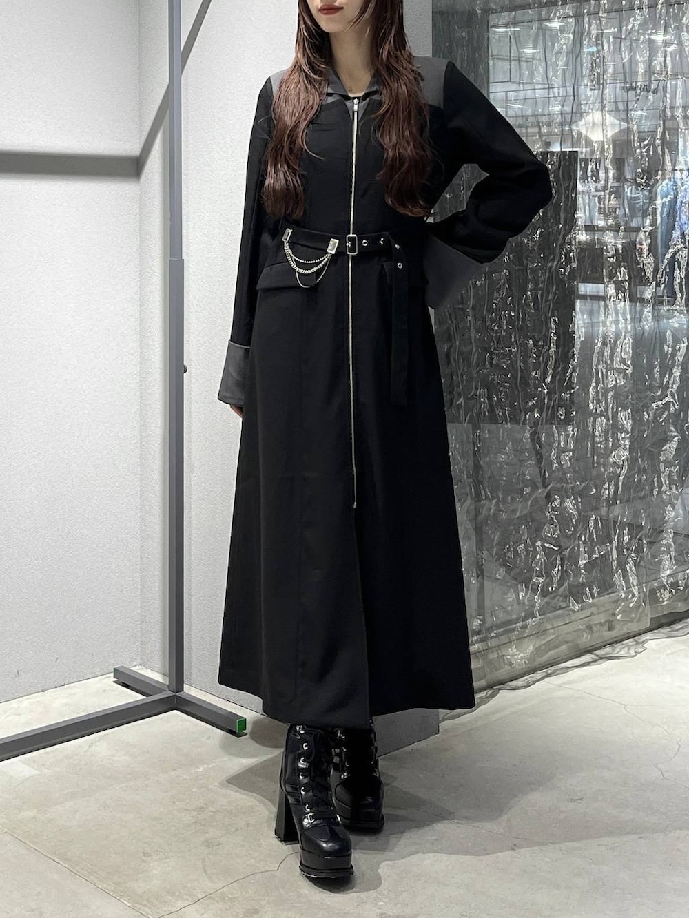 ブラック系のブーツ、ブラック系のワンピース、シルバー系のブローチ/コサージュを着用したレディースの秋コーディネートの2枚目の写真