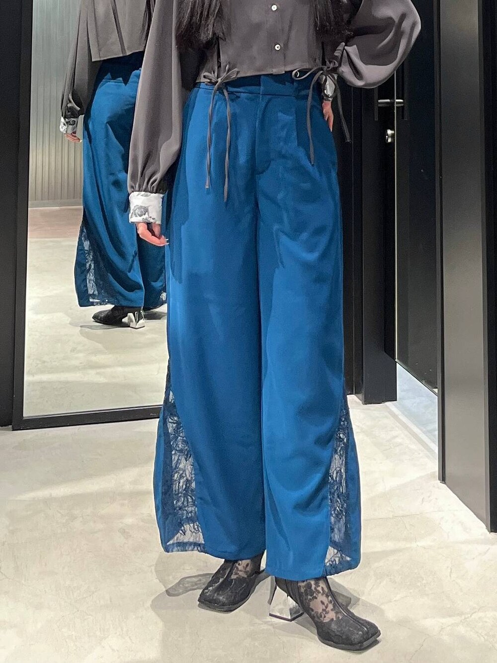 ブラック系のブーツ、ホワイト系のシャツ/ブラウス、ブルー系のその他パンツを着用したレディースの春コーディネートの3枚目の写真