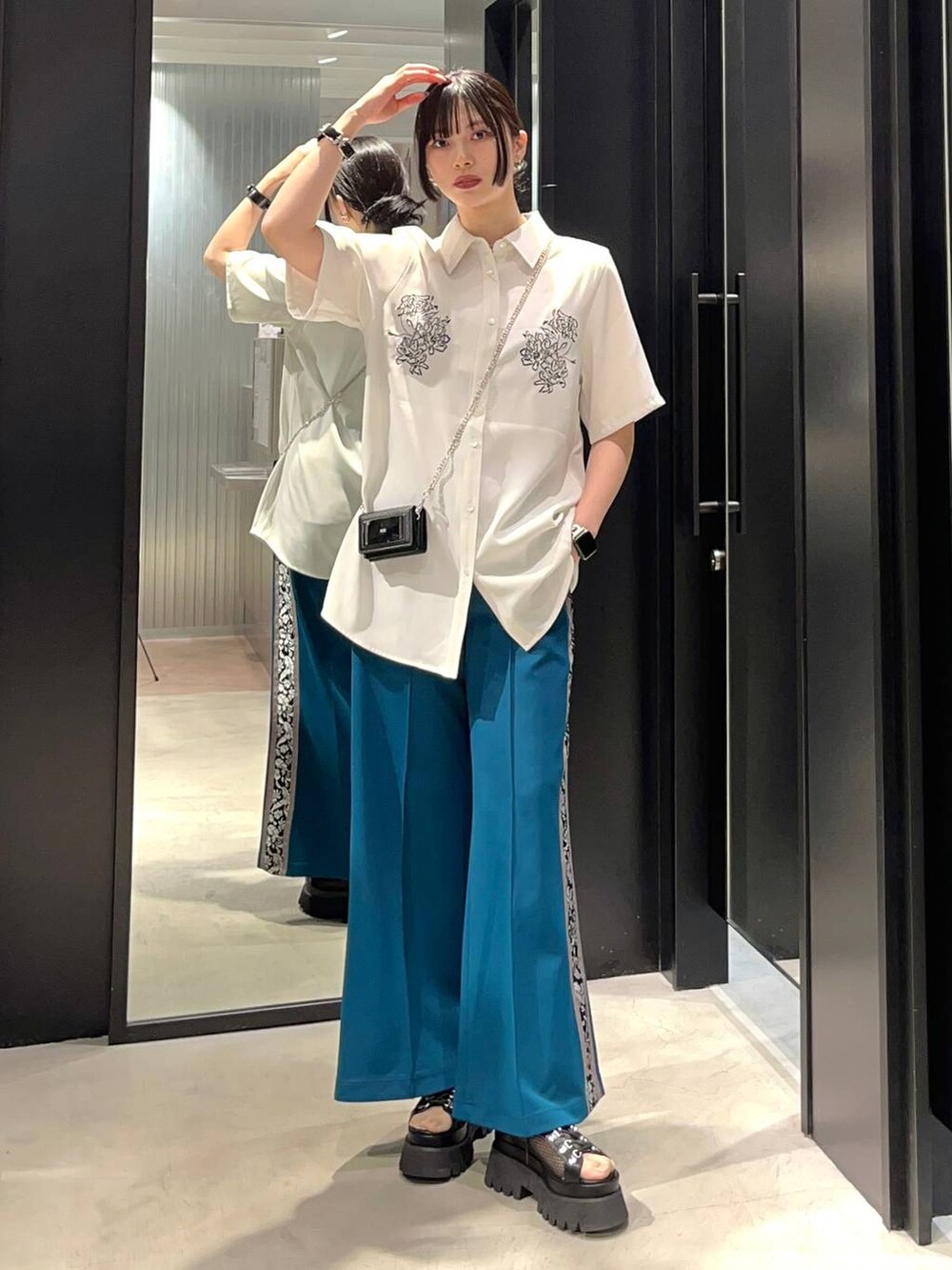 ブラック系のサンダル、ホワイト系のシャツ/ブラウス、グリーン系のその他パンツを着用したレディースの春コーディネートの2枚目の写真