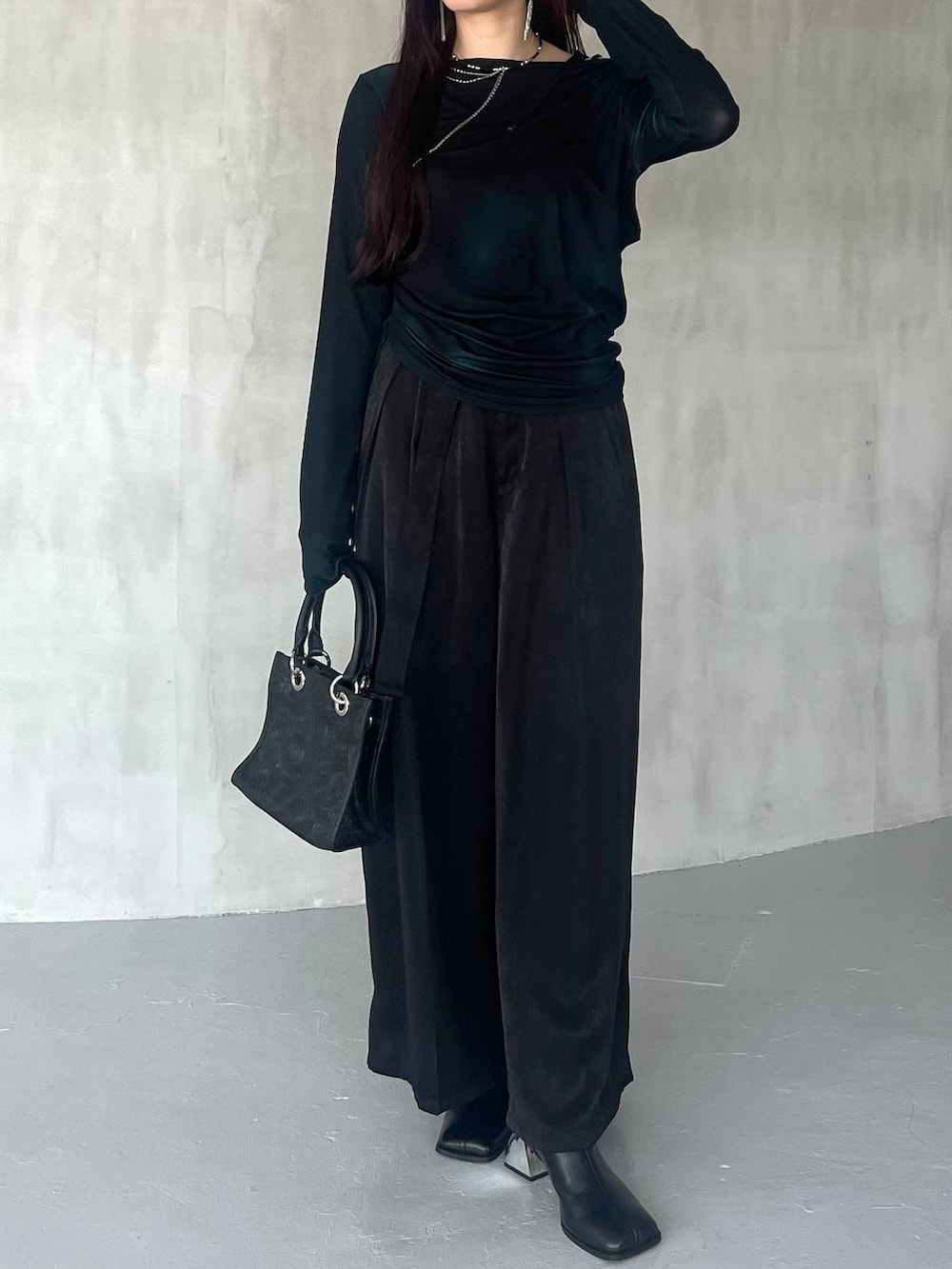 ブラック系のショルダーバッグ、ブラック系のその他パンツ、グリーン系のTシャツ/カットソーを着用したレディースの夏コーディネートの5枚目の写真