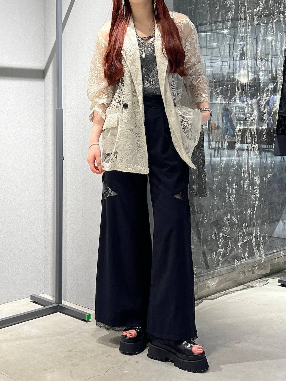 「着痩せ・細見え、モード、きれいめ、休日コーデ、デート/ロマンティック、女子会、バッグ、ベルト、ネックレス、HARE、ブーツ」｜「HAREのデザインレースアップブーサン(HARE)（サンダル、ブラック系）」を使った、すずかぜさん（レディース・162cm）の夏コーディネートの4枚目の写真