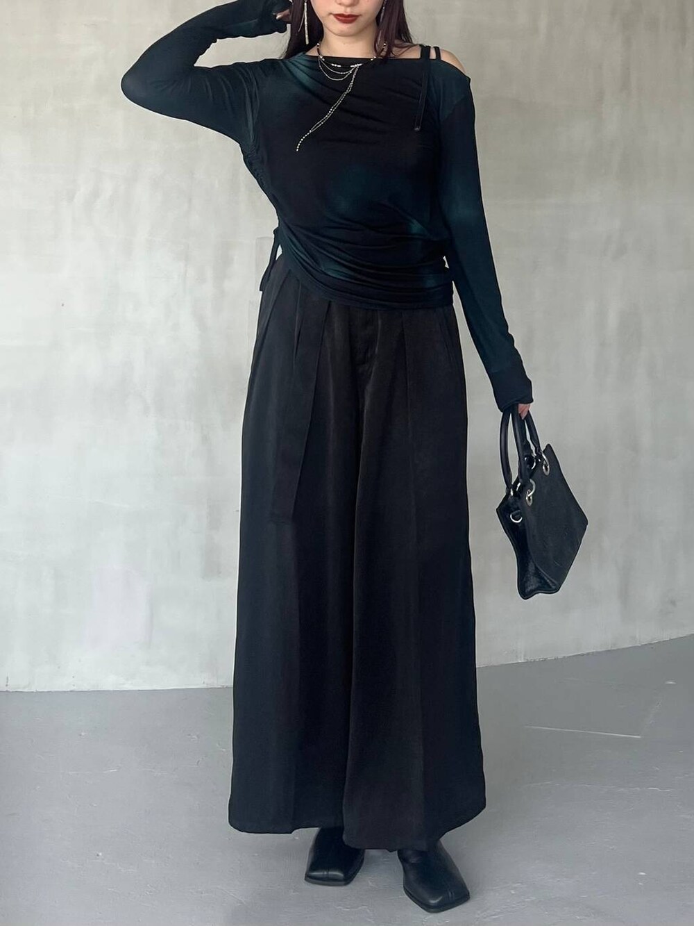 ブラック系のショルダーバッグ、ブラック系のその他パンツ、グリーン系のTシャツ/カットソーを着用したレディースの夏コーディネートの8枚目の写真