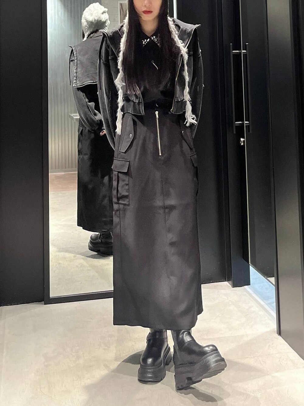 ブラック系のパーカー、ブラック系のシャツ/ブラウス、ブラック系のスカートを着用したレディースの秋コーディネートの3枚目の写真