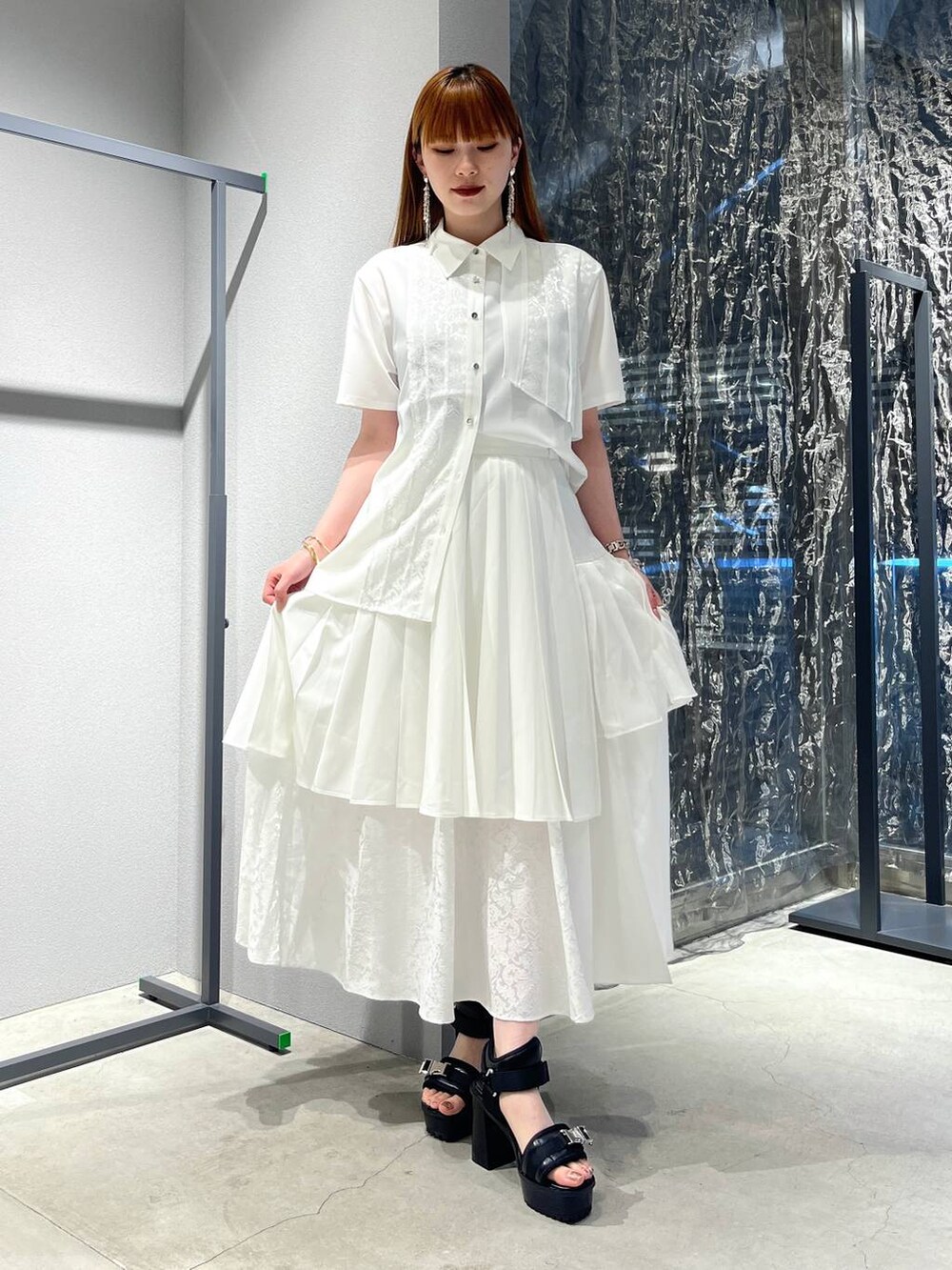 「着痩せ・細見え、モード、きれいめ、休日コーデ、デート/ロマンティック、女子会、バッグ、ベルト、ネックレス、HARE、ブーツ」｜「HAREの2PSETバングル(HARE)（バングル/リストバンド、ゴールド系）」を使った、すずかぜさん（レディース・162cm）の夏コーディネートの4枚目の写真