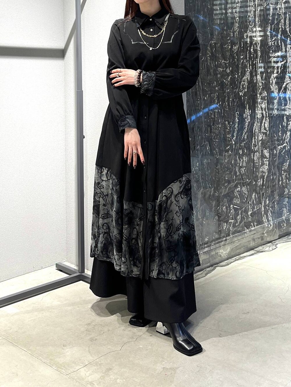 ブラック系のブーツ、ブラック系のワンピース、ブラック系のその他パンツを着用したレディースの秋コーディネートの5枚目の写真