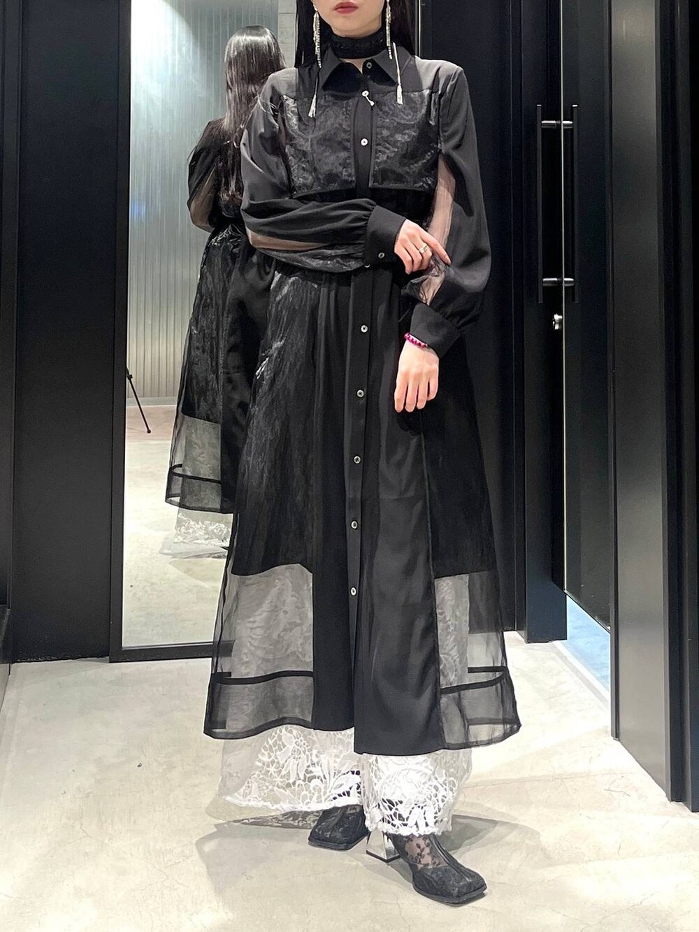 ブラック系のブーツ、ホワイト系のその他パンツ、ブラック系のワンピースを着用したレディースの冬コーディネートの4枚目の写真