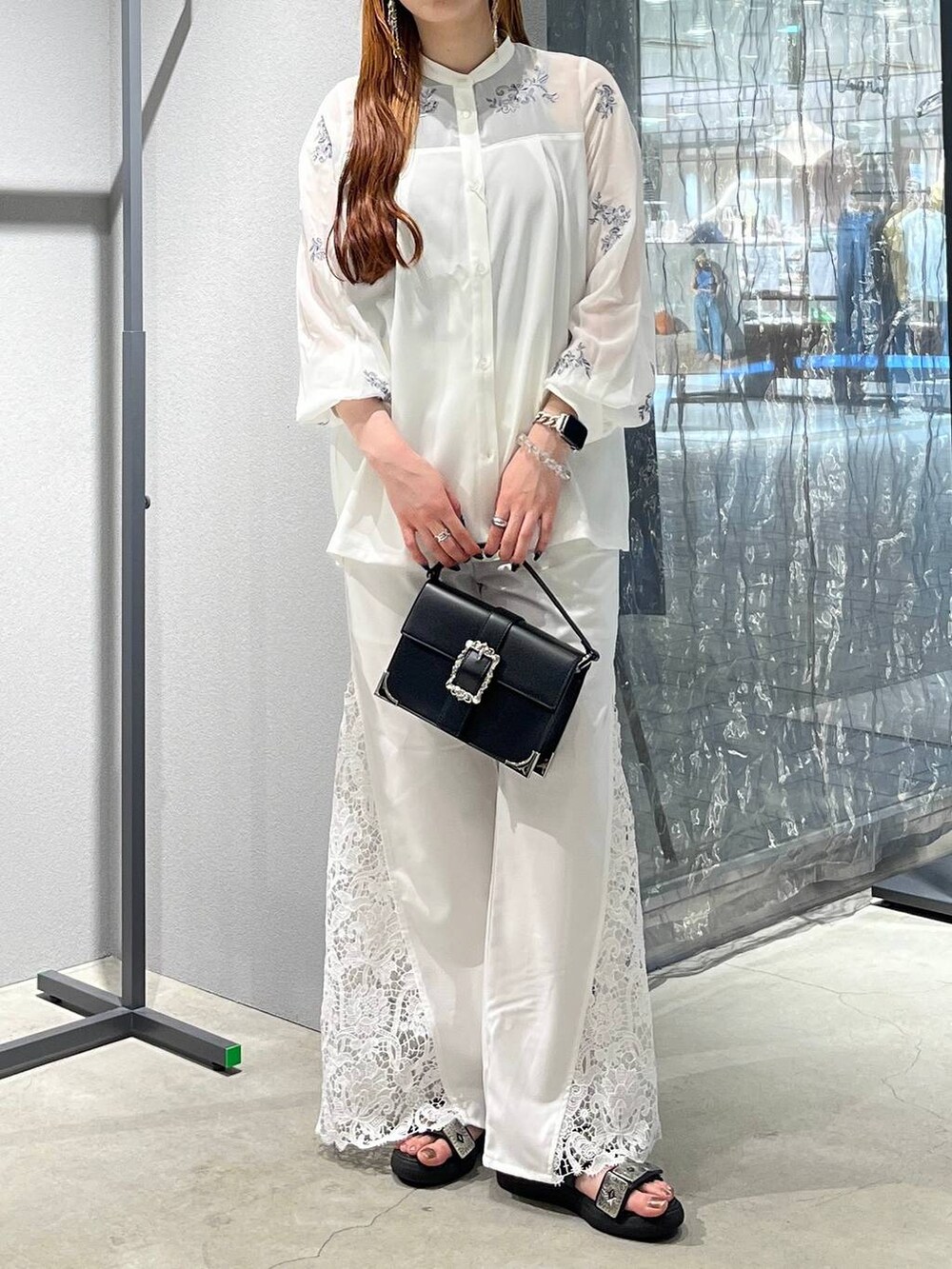 ブラック系のショルダーバッグ、ホワイト系のシャツ/ブラウス、ホワイト系のその他パンツを着用したレディースの春コーディネートの3枚目の写真