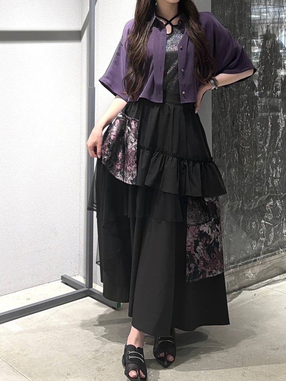 パープル系のシャツ/ブラウス、ピンク系のスカート、ブラック系のサンダルを着用したレディースの夏コーディネートの4枚目の写真