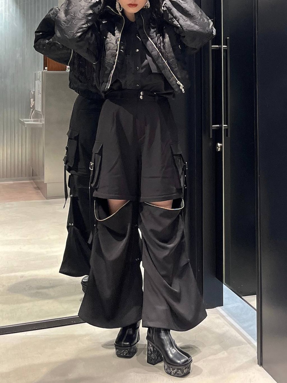 ブラック系のブルゾン、ブラック系のカーゴパンツ、ブラック系のシャツ/ブラウスを着用したレディースの秋コーディネートの4枚目の写真