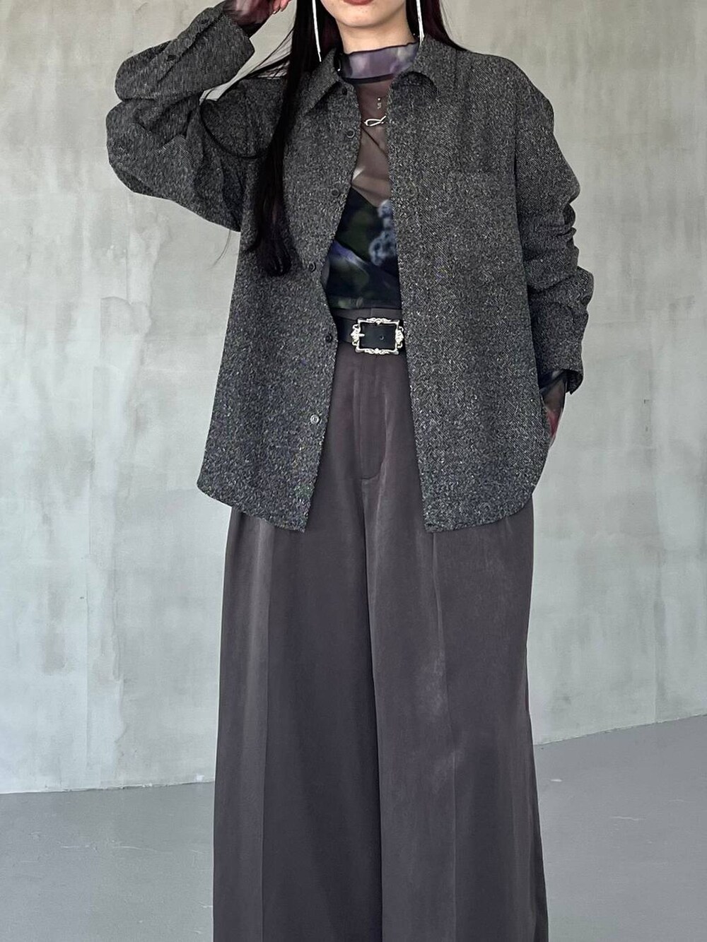 ベージュ系のその他パンツ、その他のTシャツ/カットソー、ブラック系のブーツを着用したレディースの夏コーディネートの4枚目の写真