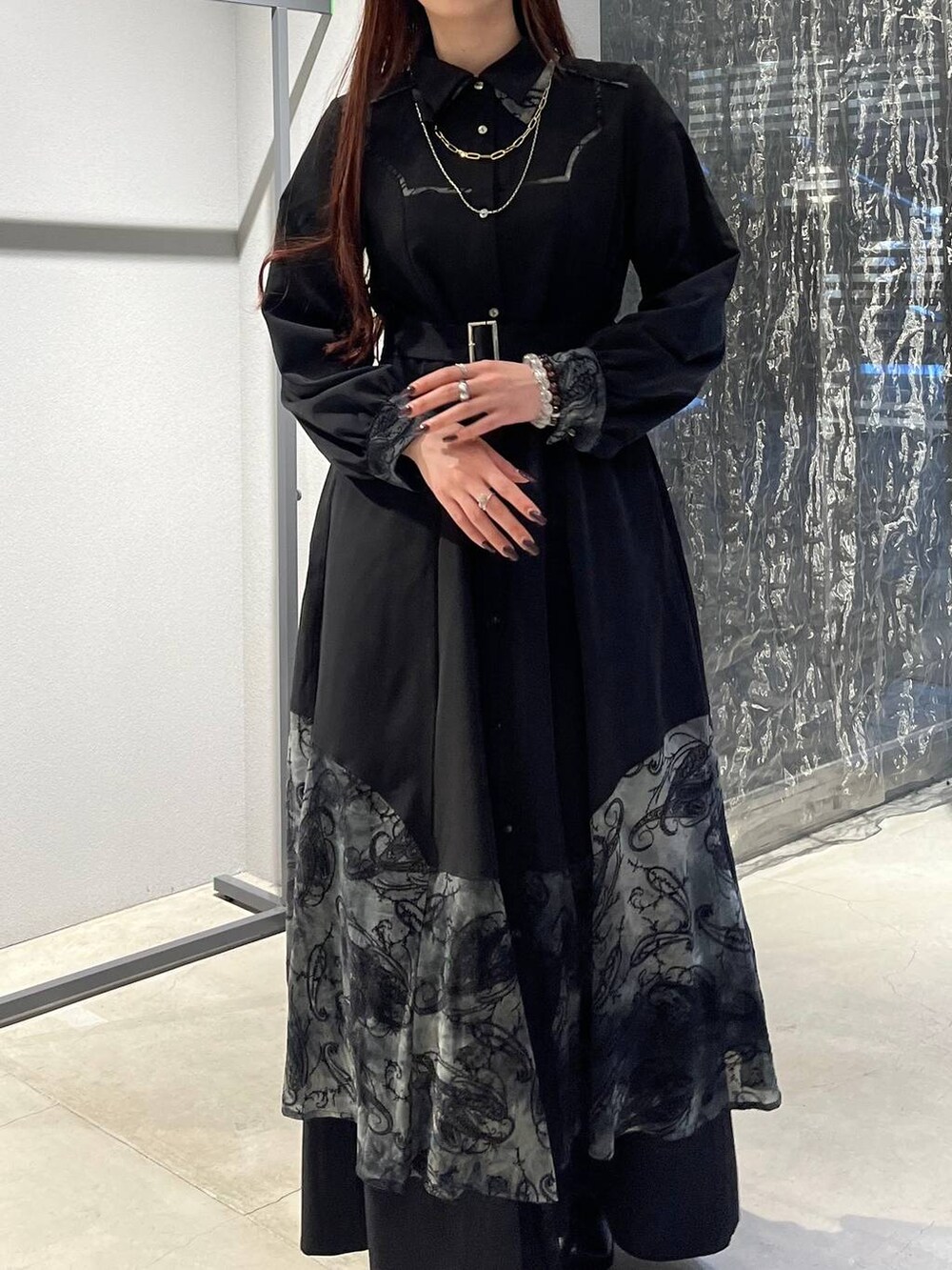 ブラック系のブーツ、ブラック系のワンピース、ブラック系のその他パンツを着用したレディースの秋コーディネートの3枚目の写真