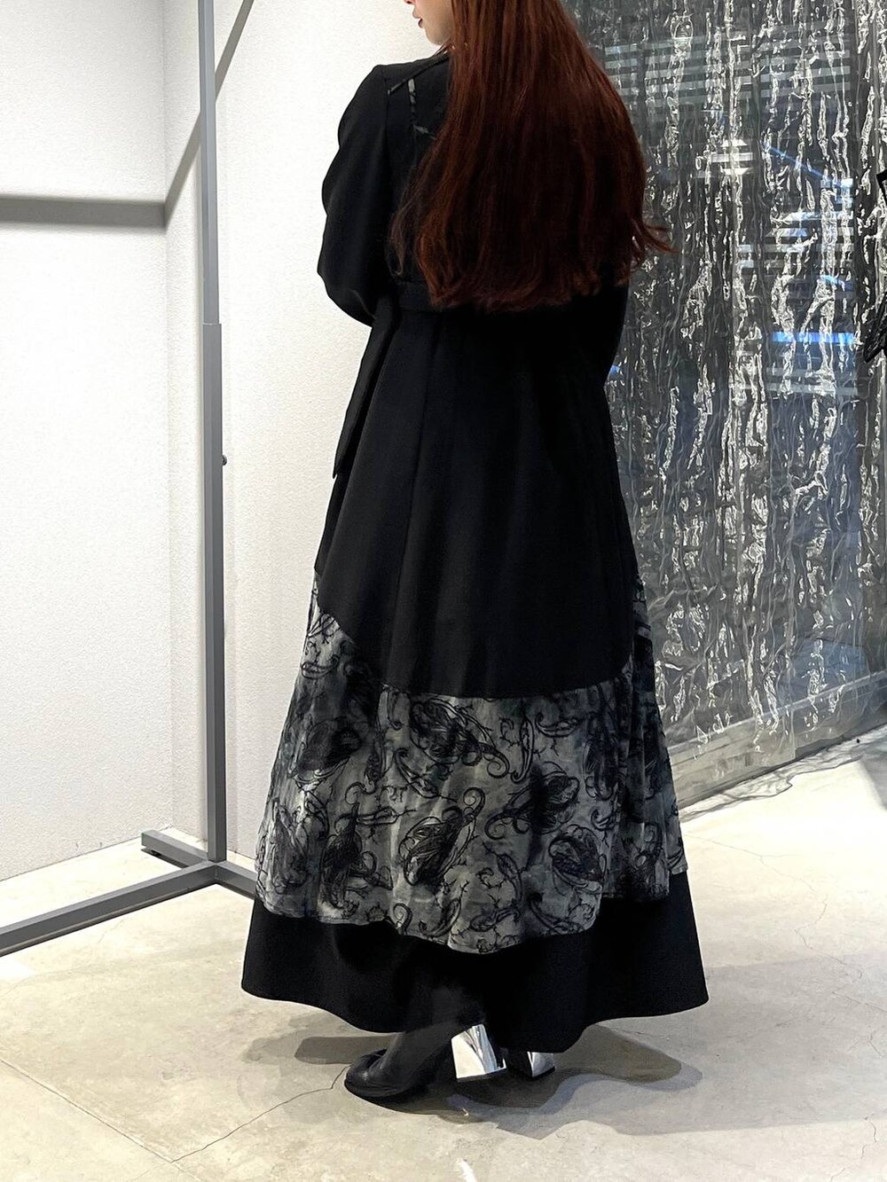 ブラック系のブーツ、ブラック系のワンピース、ブラック系のその他パンツを着用したレディースの秋コーディネートの4枚目の写真