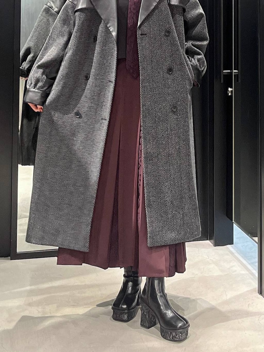 「HARE、着痩せ・細見え、モード、きれいめ、休日コーデ、デート/ロマンティック、女子会、バッグ、ベルト、ネックレス、ブーツ」｜「HAREのウーリーテックイソザイキリカエコート(HARE)（チェスターコート、グレー系）」を使った、すずかぜさん（レディース・162cm）の秋コーディネートの4枚目の写真