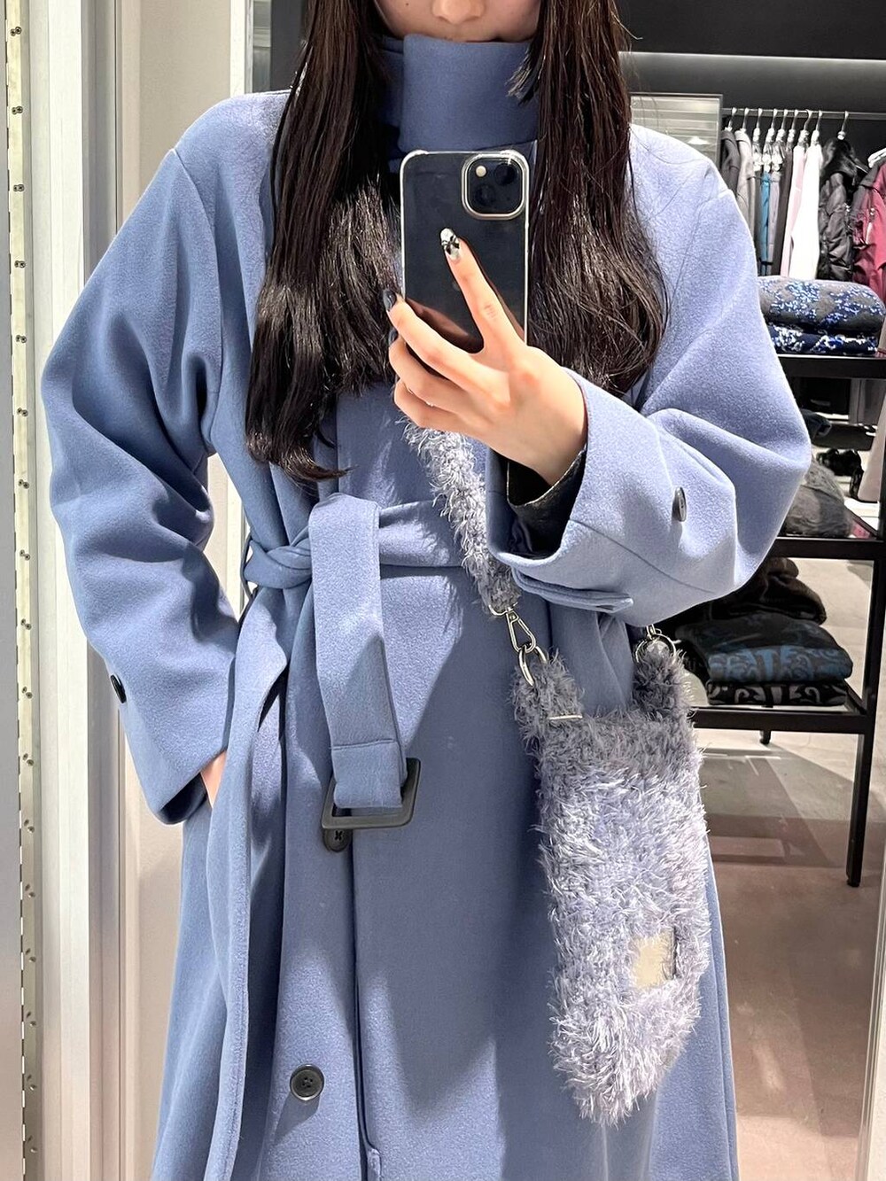 「着痩せ・細見え、モード、きれいめ、休日コーデ、デート/ロマンティック、女子会、バッグ、ベルト、ネックレス、HARE、ブーツ」｜「HAREのウーリーテック2WAYスタンドコート(HARE)（チェスターコート、ブルー系）」を使った、すずかぜさん（レディース・162cm）の秋コーディネートの2枚目の写真