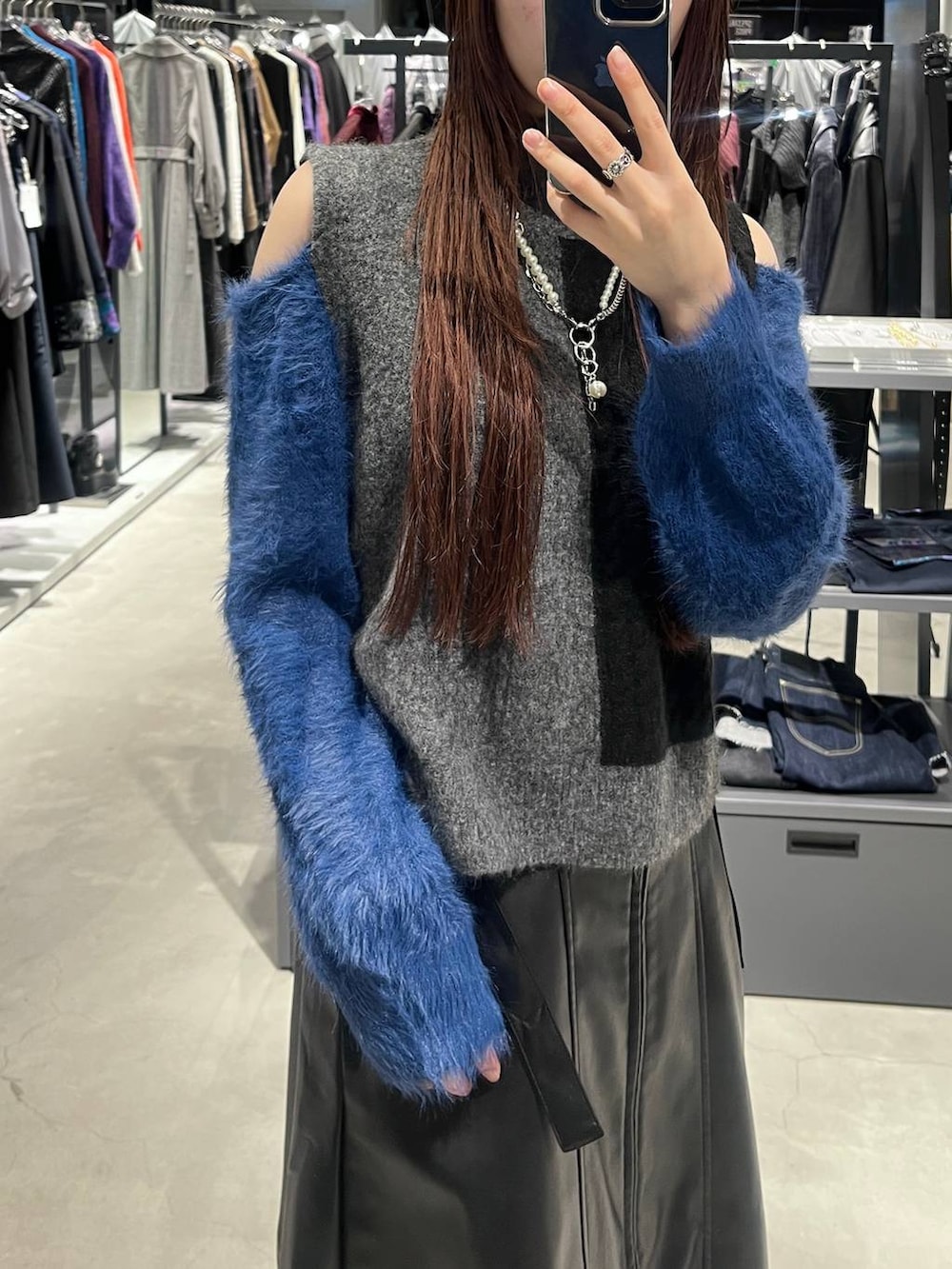 ブラック系のブーツ、ブラック系のニット/セーター、ブラック系のスカートを着用したレディースの秋コーディネートの2枚目の写真