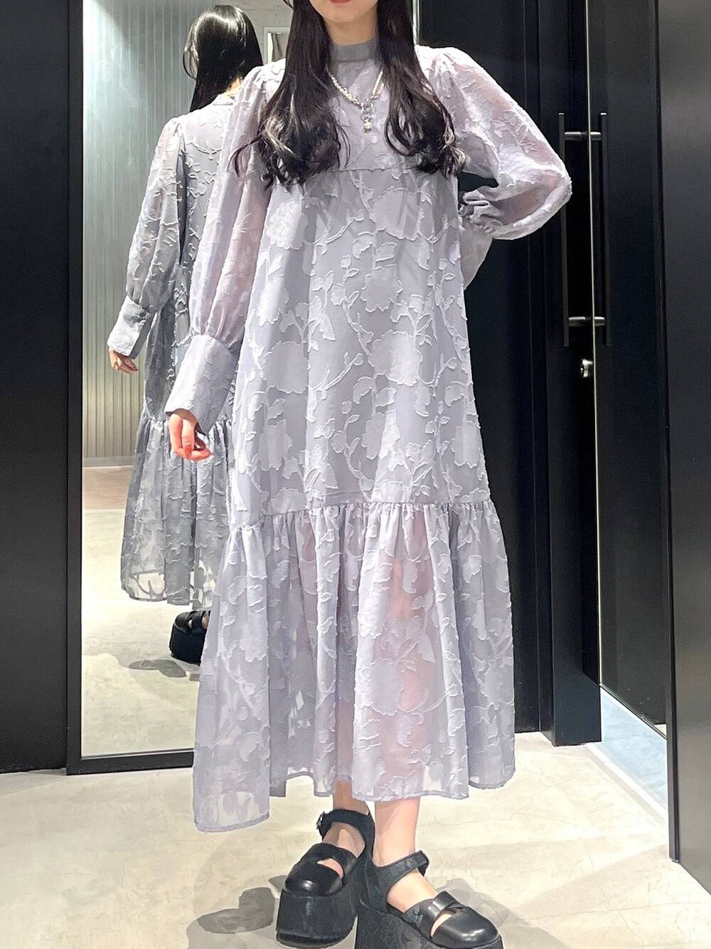 ブラック系のサンダル、グレー系のワンピース、ホワイト系のネックレスを着用したレディースの春コーディネートの4枚目の写真