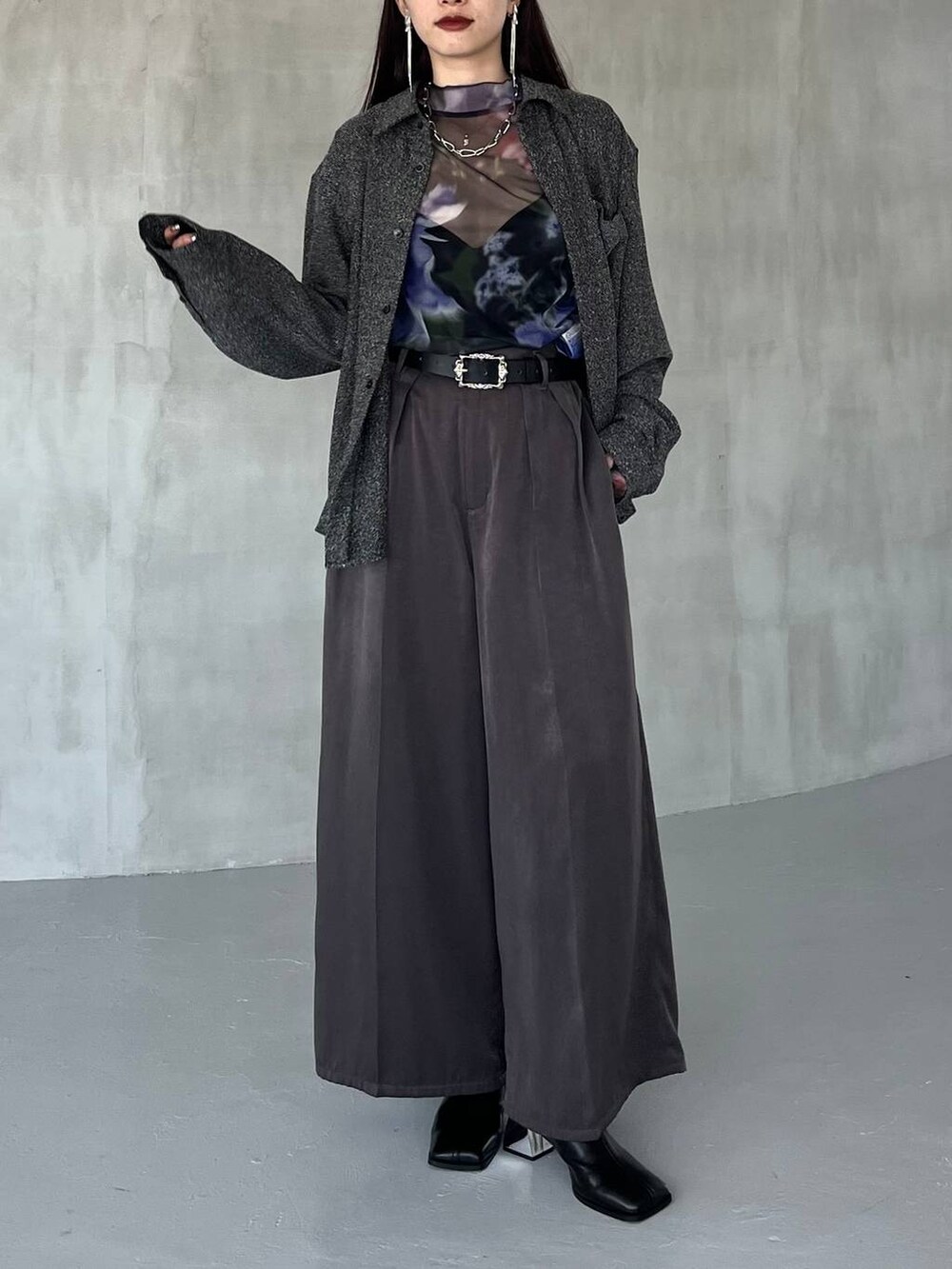 ベージュ系のその他パンツ、その他のTシャツ/カットソー、ブラック系のブーツを着用したレディースの夏コーディネートの2枚目の写真