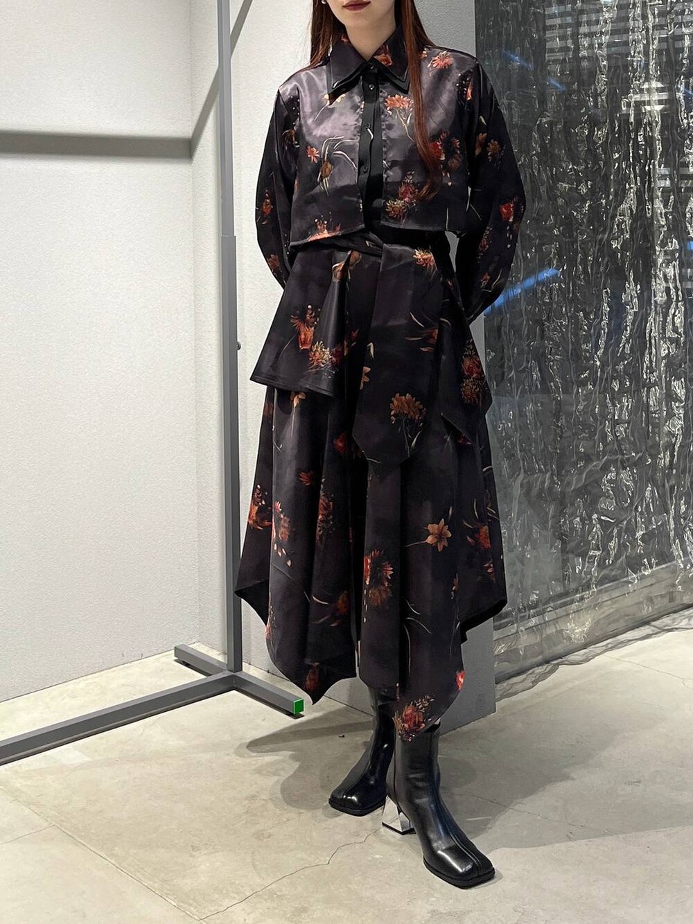 ブラック系のブーツ、レッド系のスカート、レッド系のシャツ/ブラウスを着用したレディースの秋コーディネートの4枚目の写真