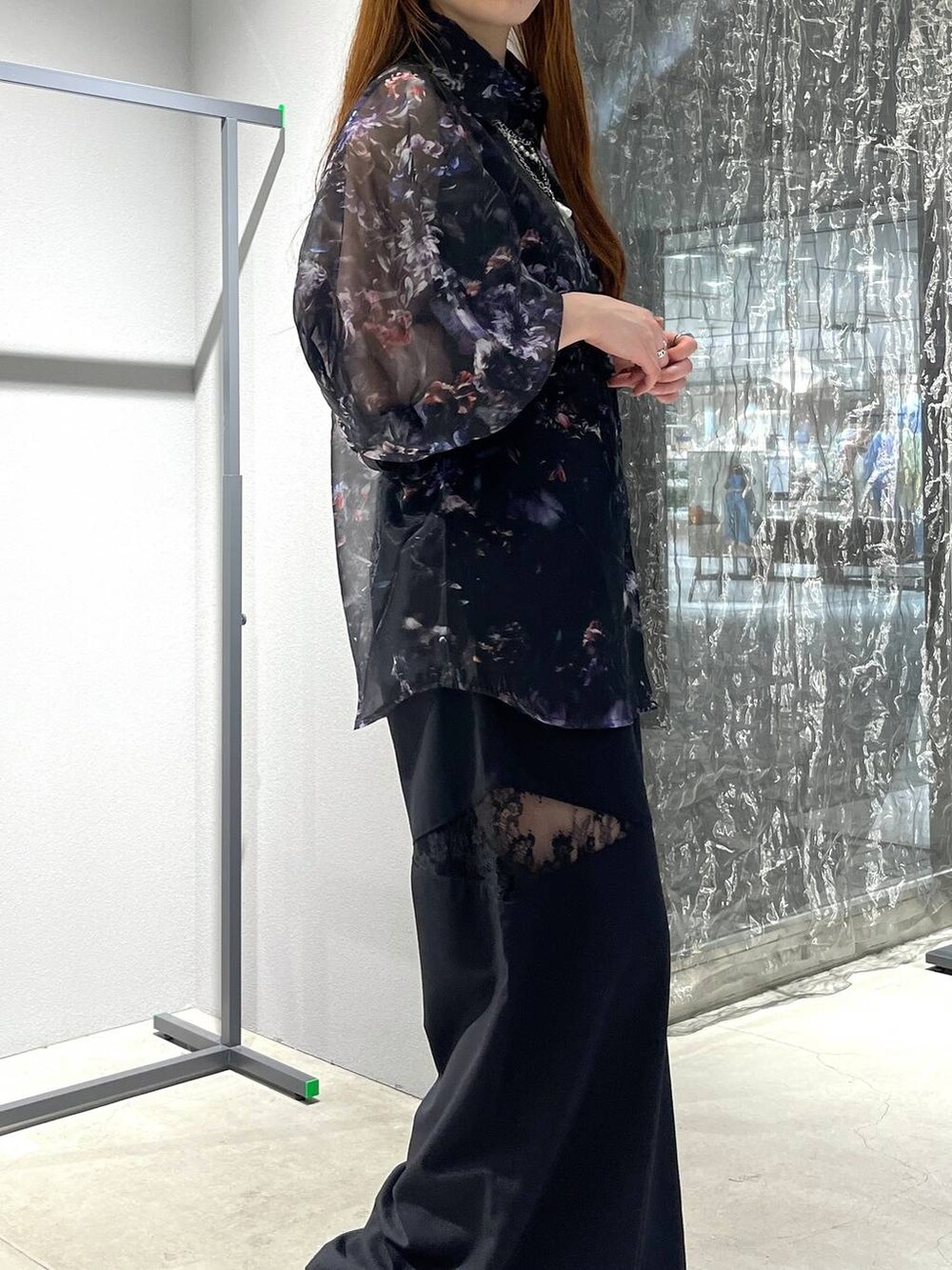「ネックレス、着痩せ・細見え、モード、きれいめ、休日コーデ、デート/ロマンティック、女子会、バッグ、ベルト、HARE、ブーツ」｜「HAREのガラソールチャンキーサンダル(HARE)（サンダル、グレー系）」を使った、すずかぜさん（レディース・162cm）の夏コーディネートの3枚目の写真
