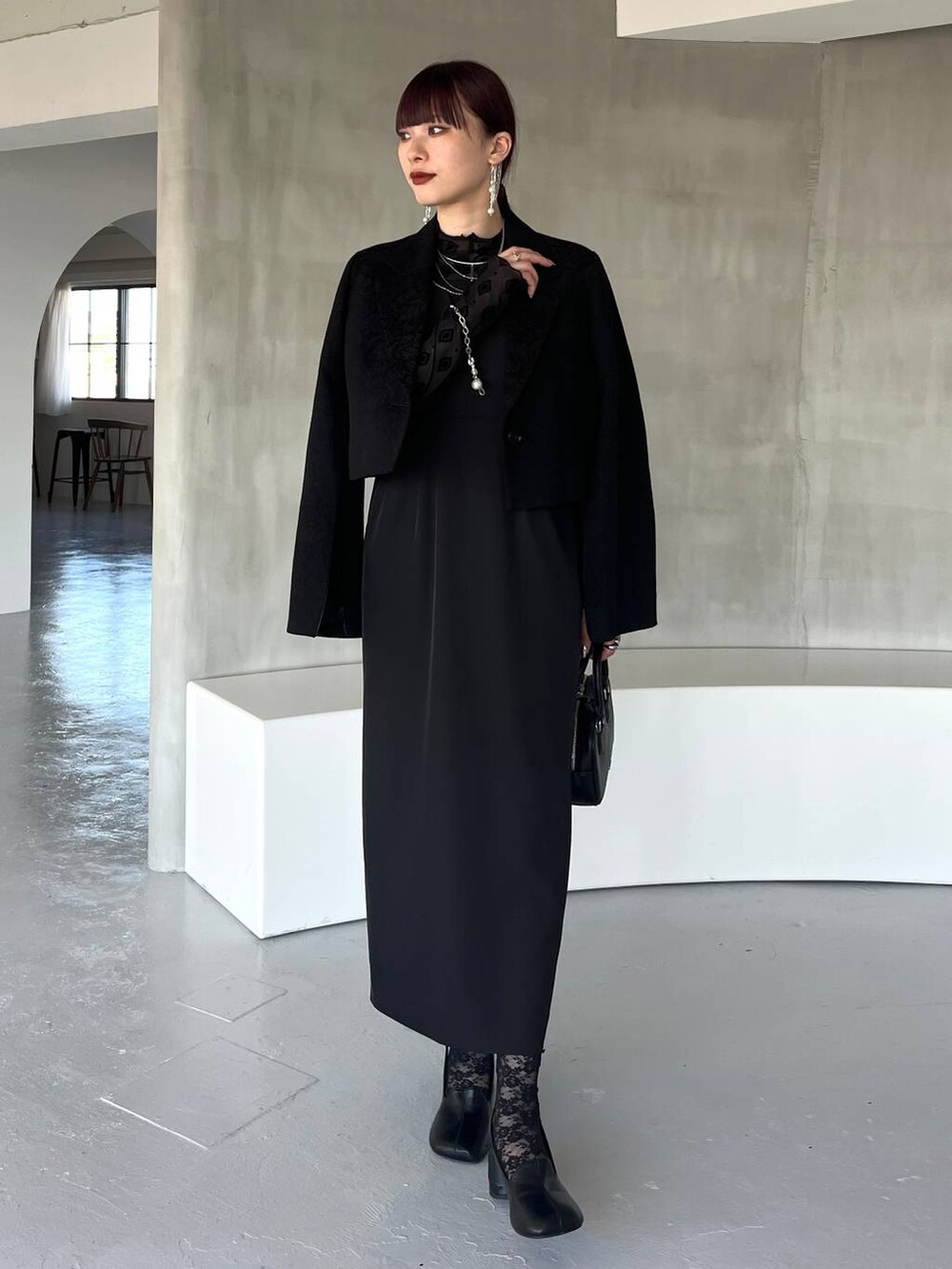 ブラック系のパンプス、ブラック系のボストンバッグ、ブラック系のテーラードジャケットを着用したレディースの夏コーディネートの5枚目の写真