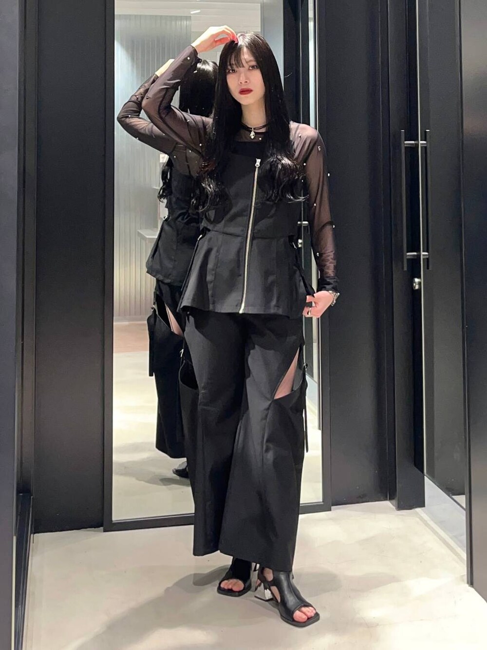 ブラック系のTシャツ/カットソー、ブラック系のサンダル、ブラック系のベストを着用したレディースの春コーディネートの2枚目の写真