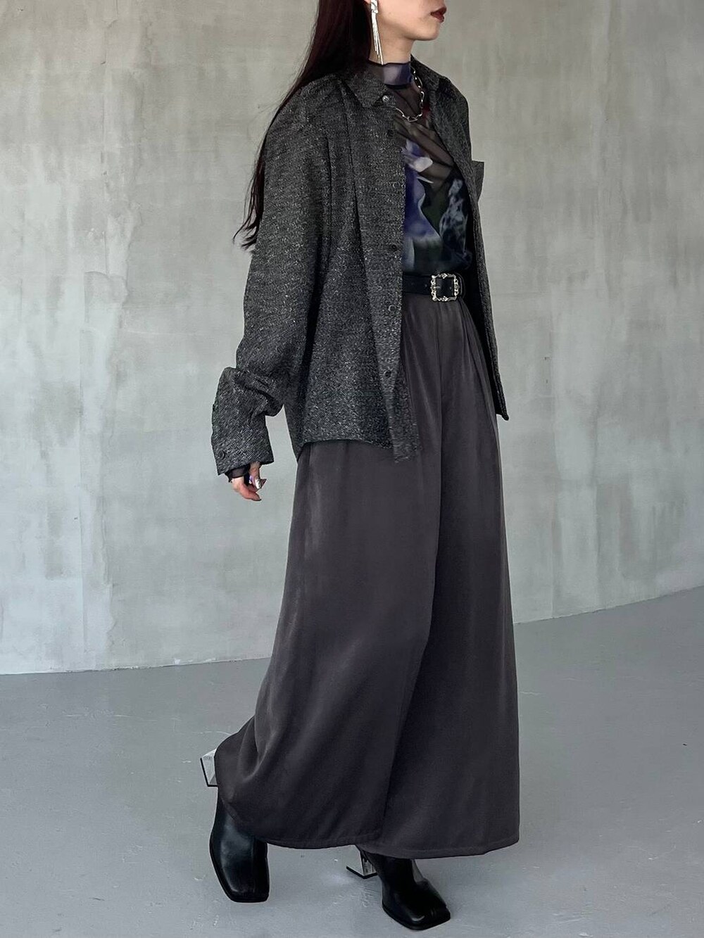 ベージュ系のその他パンツ、その他のTシャツ/カットソー、ブラック系のブーツを着用したレディースの夏コーディネートの7枚目の写真