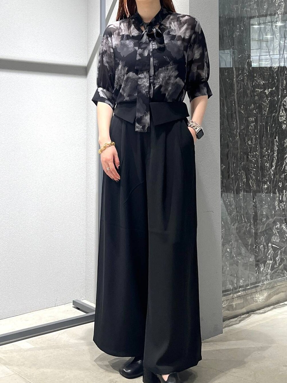 「着痩せ・細見え、モード、きれいめ、休日コーデ、デート/ロマンティック、女子会、バッグ、ベルト、ネックレス、HARE、ブーツ」｜「HAREのBIGチェーンブレスレット(HARE)（ブレスレット、ゴールド系）」を使った、すずかぜさん（レディース・162cm）の夏コーディネートの6枚目の写真