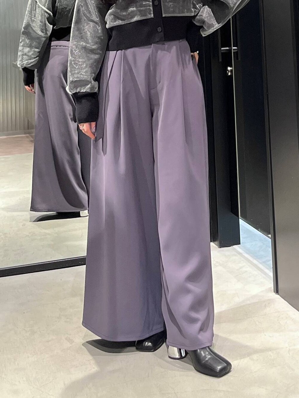 ブラック系のブーツ、パープル系のその他パンツ、ブラック系のカーディガン/ボレロを着用したレディースの冬コーディネートの4枚目の写真