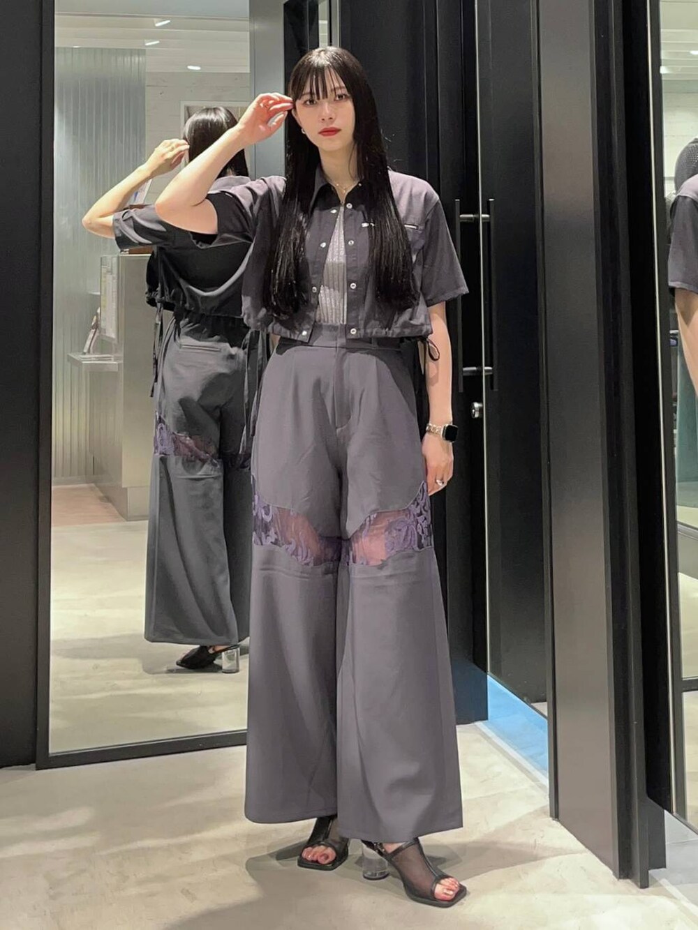 ブラック系のサンダル、グレー系のタンクトップ、ブルー系のその他パンツを着用したレディースの夏コーディネートの2枚目の写真