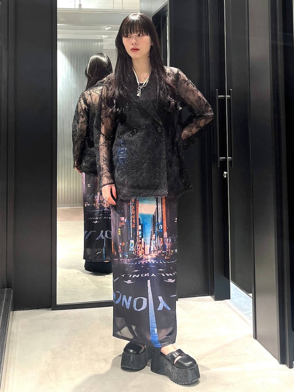 ブラック系のサンダル、ブラック系のテーラードジャケット、その他のスカートを着用したレディースの春コーディネートの4枚目の写真