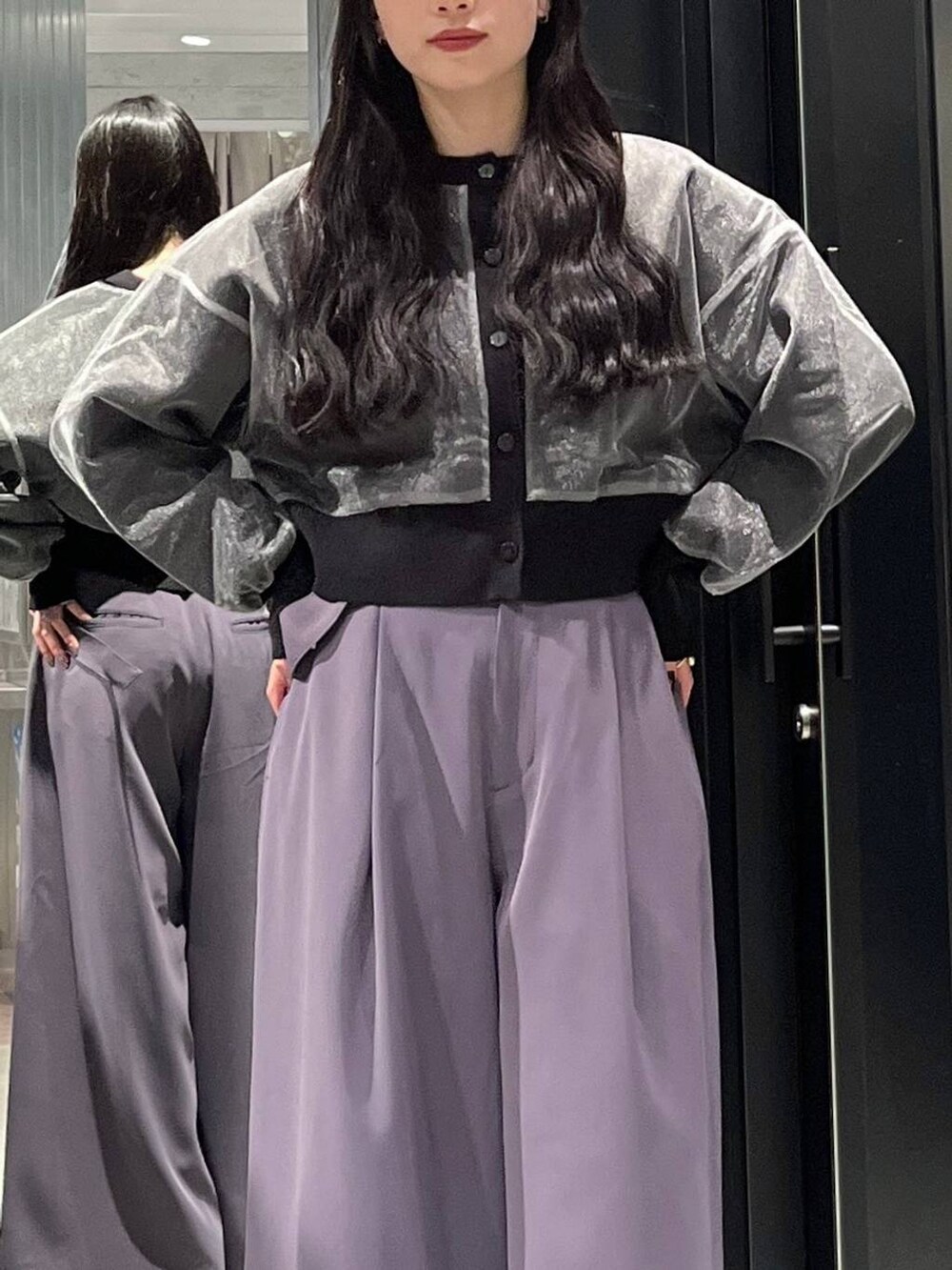 ブラック系のブーツ、パープル系のその他パンツ、ブラック系のカーディガン/ボレロを着用したレディースの冬コーディネートの2枚目の写真