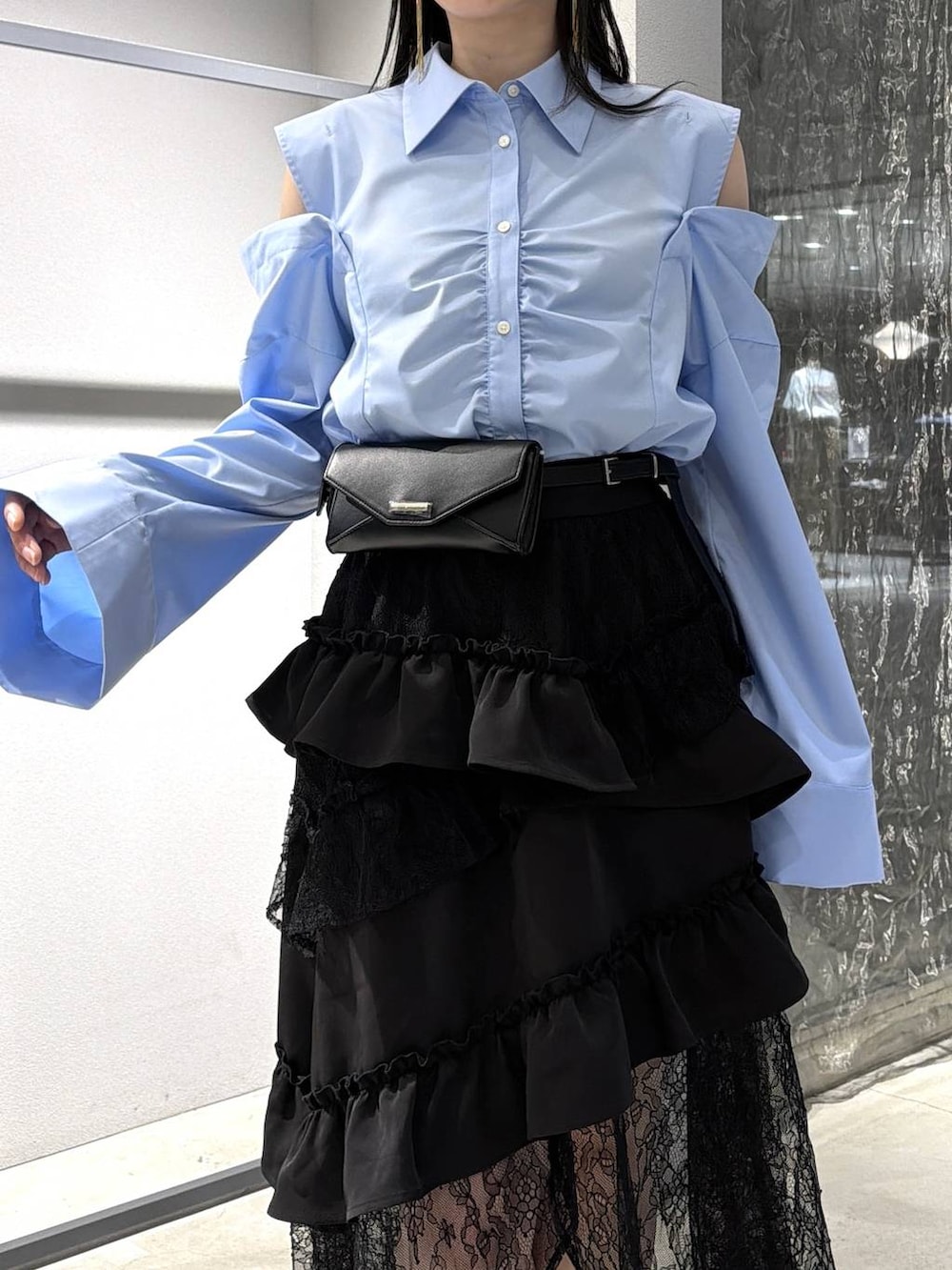 シルバー系のブーツ、ブラック系のスカート、ブラック系のボディバッグ/ウエストポーチを着用したレディースの春コーディネートの4枚目の写真