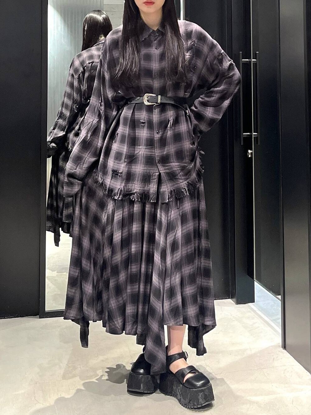 ブラック系のシャツ/ブラウス、ブラック系のサンダル、ブラック系のスカートを着用したレディースの春コーディネートの3枚目の写真