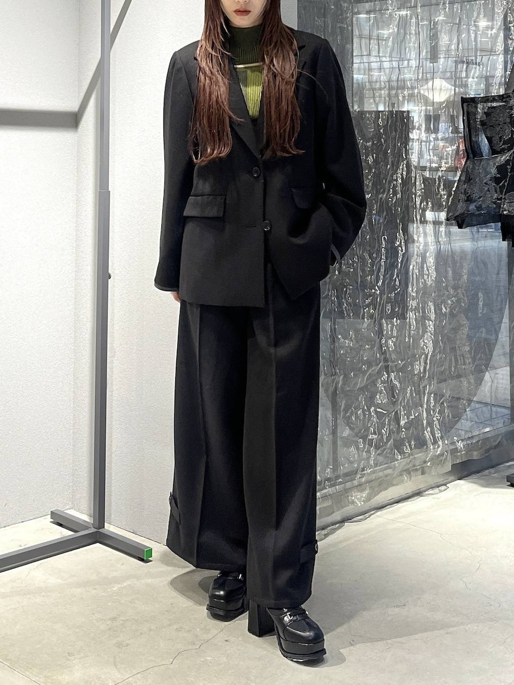 ブラック系のブーツ、イエロー系のニット/セーター、ブラック系のテーラードジャケットを着用したレディースの秋コーディネートの4枚目の写真