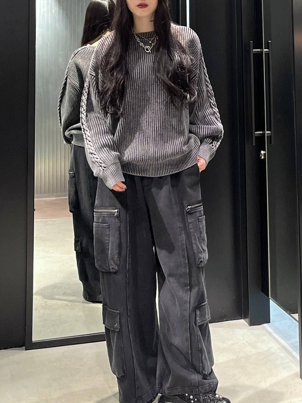 ブラック系のスニーカー、ブラック系のニット/セーターを着用したレディースの秋コーディネートの5枚目の写真