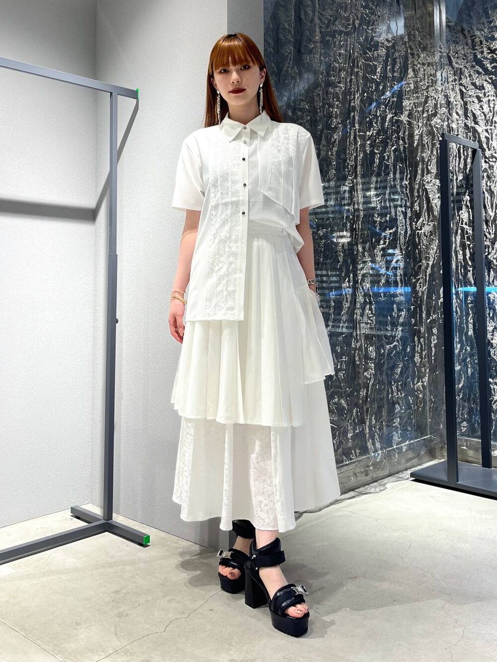 「着痩せ・細見え、モード、きれいめ、休日コーデ、デート/ロマンティック、女子会、バッグ、ベルト、ネックレス、HARE、ブーツ」｜「HAREの2PSETバングル(HARE)（バングル/リストバンド、ゴールド系）」を使った、すずかぜさん（レディース・162cm）の夏コーディネートの2枚目の写真