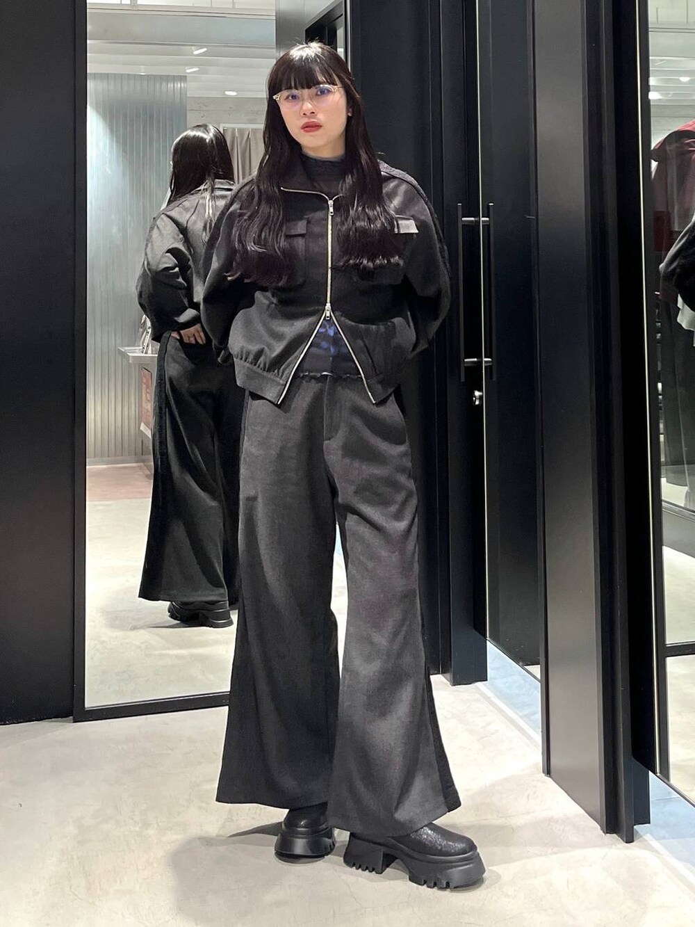 ブラック系のブーツ、ブルー系のTシャツ/カットソー、グレー系のブルゾンを着用したレディースの冬コーディネートの5枚目の写真