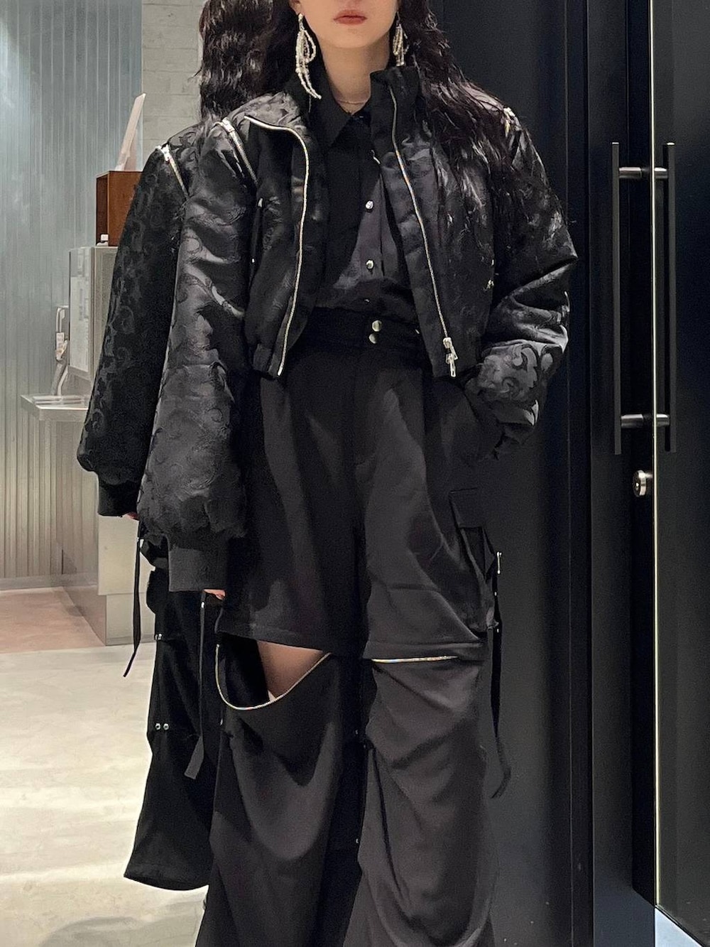 ブラック系のブルゾン、ブラック系のカーゴパンツ、ブラック系のシャツ/ブラウスを着用したレディースの秋コーディネートの2枚目の写真