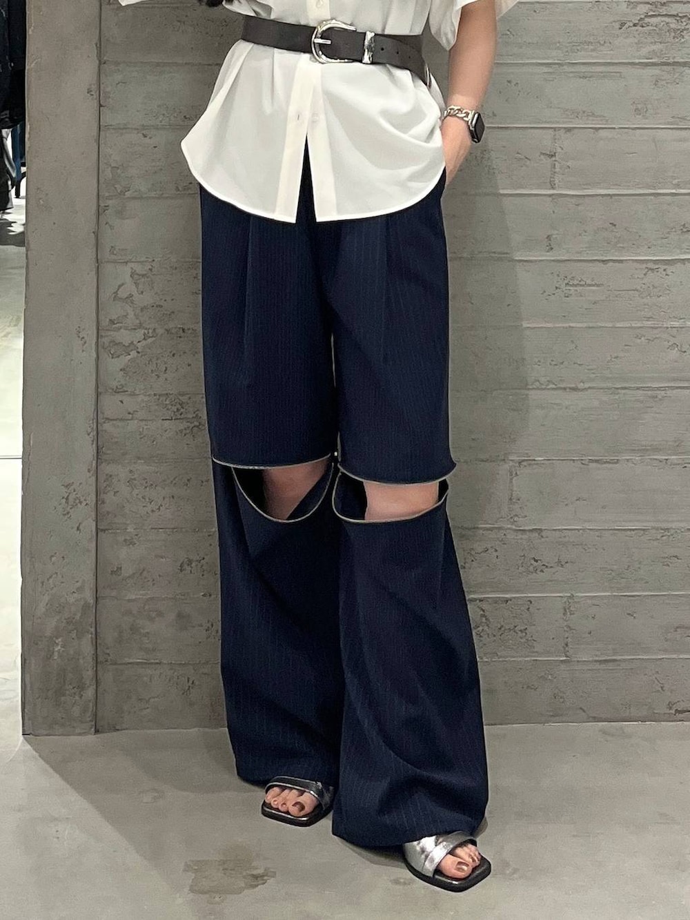 シルバー系のサンダル、ホワイト系のシャツ/ブラウス、その他のスラックスを着用したレディースの春コーディネートの3枚目の写真