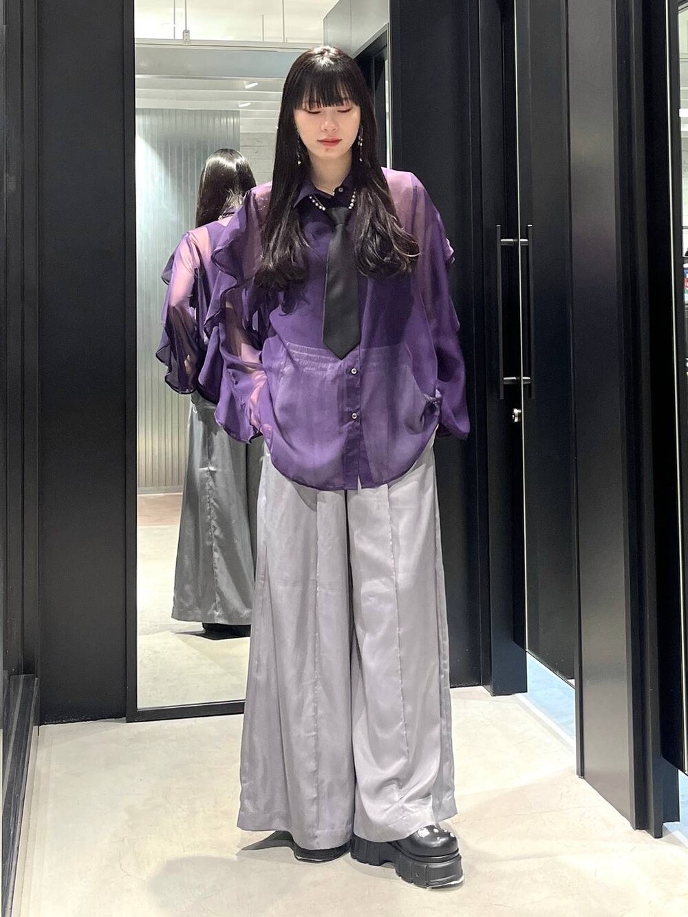 ブラック系のネクタイ、パープル系のシャツ/ブラウス、ブラック系のサンダルを着用したレディースの春コーディネートの4枚目の写真