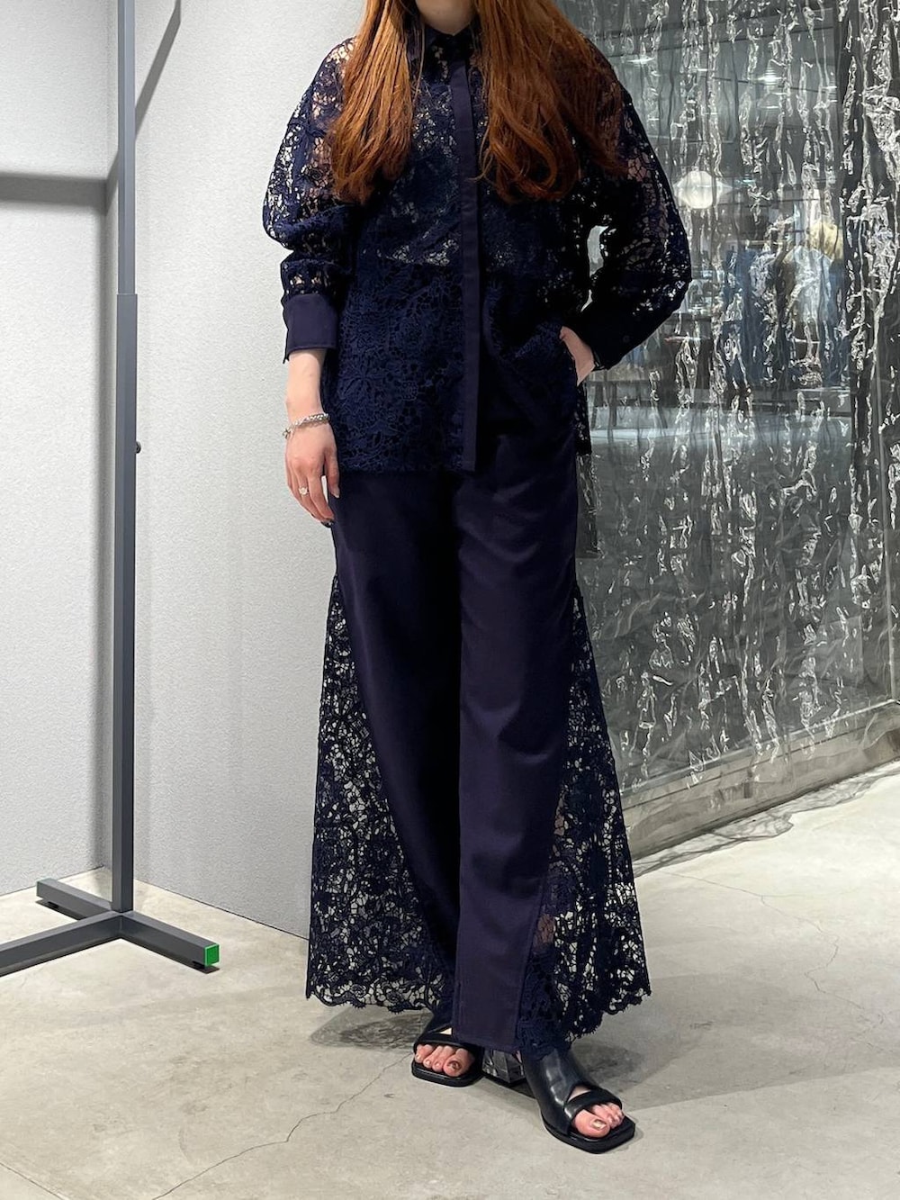 「ベルト、着痩せ・細見え、モード、きれいめ、休日コーデ、デート/ロマンティック、女子会、バッグ、ネックレス、HARE、ブーツ」｜「HAREのデザインクリアヒールブーサン（サンダル、ブラック系）」を使った、すずかぜさん（レディース・162cm）の夏コーディネートの2枚目の写真